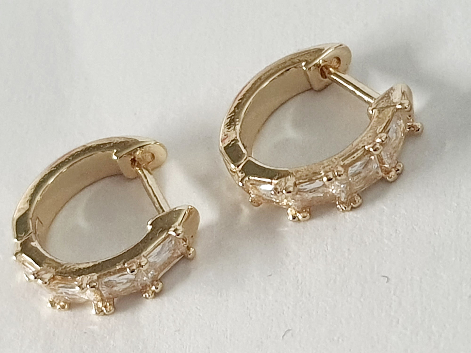 Eleganckie kolczyki z cyrkoniami w złotej oprawie, stal nierdzewna, średnica 1cm. rougebizu