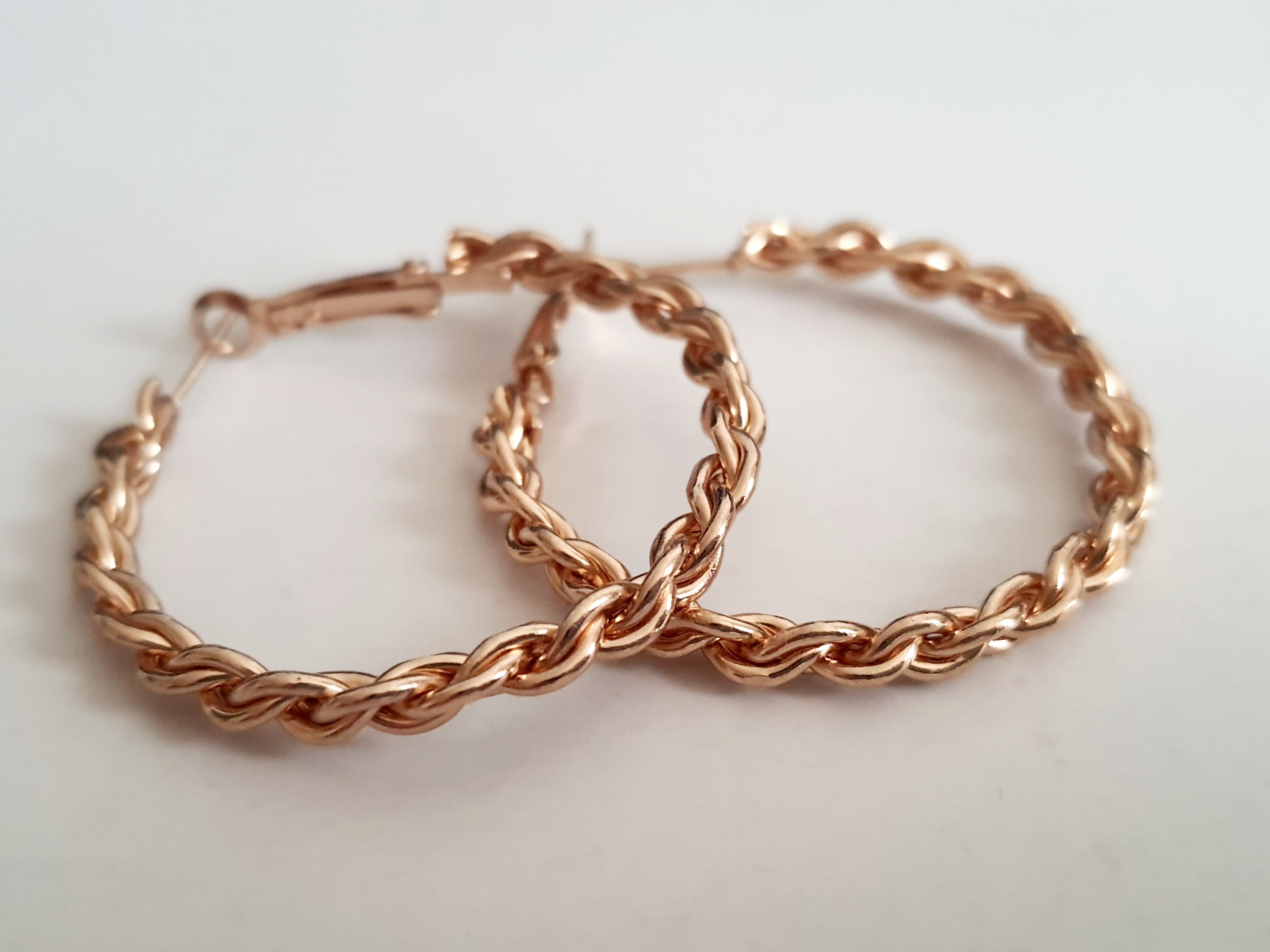 Złote kolczyki plecione hoop ze stali nierdzewnej / chirurgicznej, lekkie koła o średnicy 3,5 cm z efektem skręcanego łańcuszka, elegancka biżuteria w stylu vintage.

