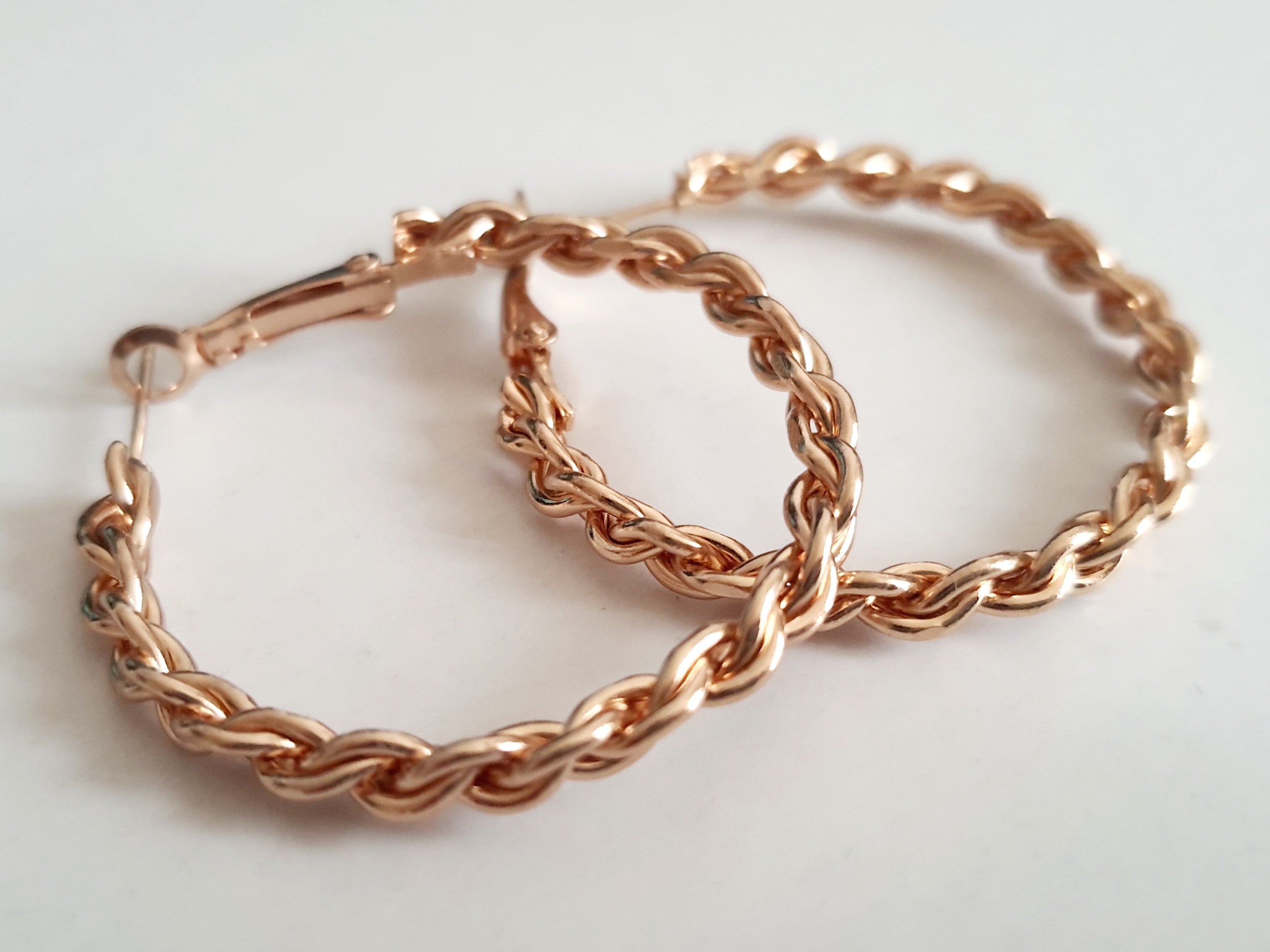 Złote kolczyki plecione hoop ze stali nierdzewnej / chirurgicznej, lekkie koła o średnicy 3,5 cm z efektem skręcanego łańcuszka, elegancka biżuteria w stylu vintage.

