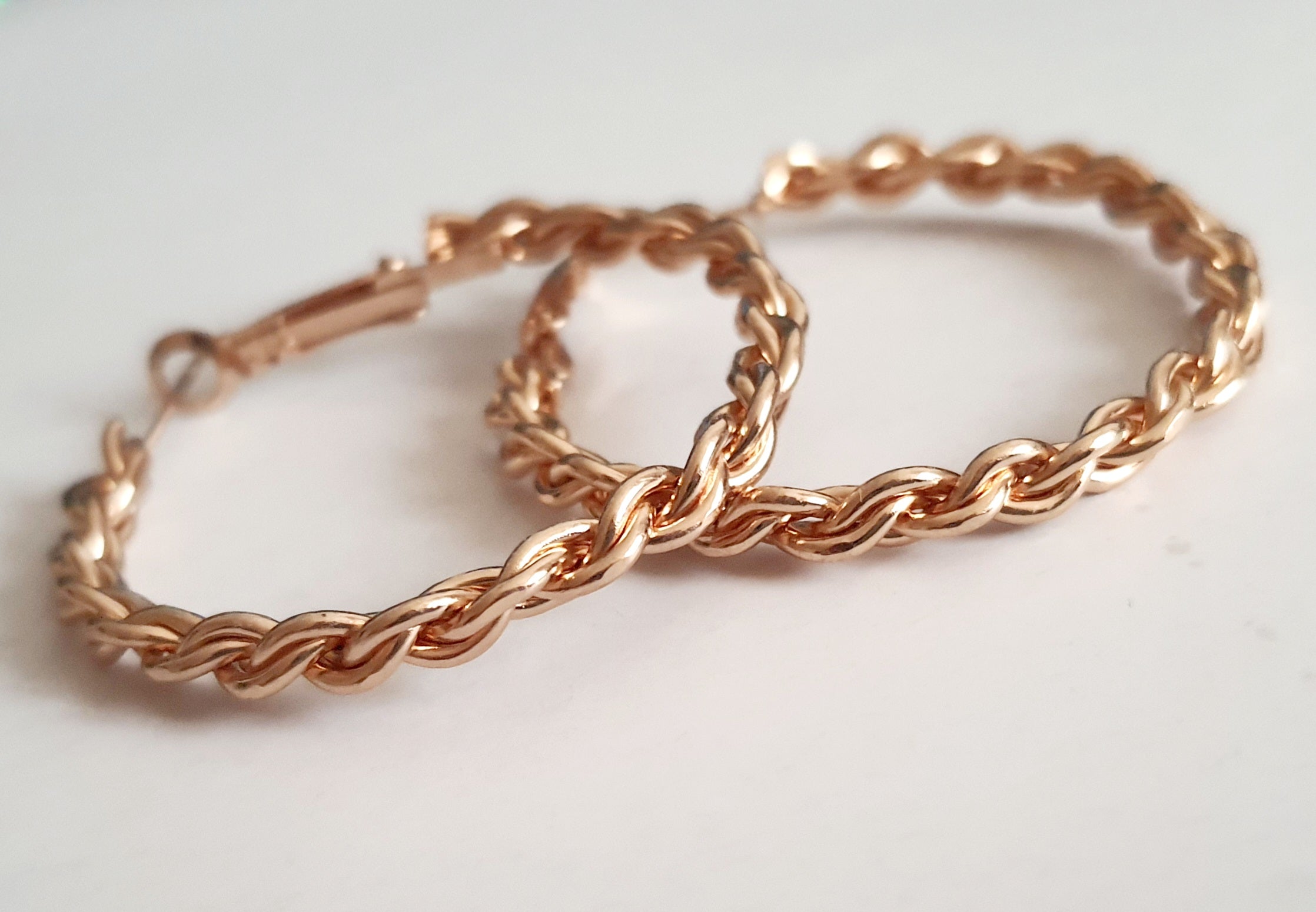 Złote kolczyki plecione hoop ze stali nierdzewnej / chirurgicznej, lekkie koła o średnicy 3,5 cm z efektem skręcanego łańcuszka, elegancka biżuteria w stylu vintage.

