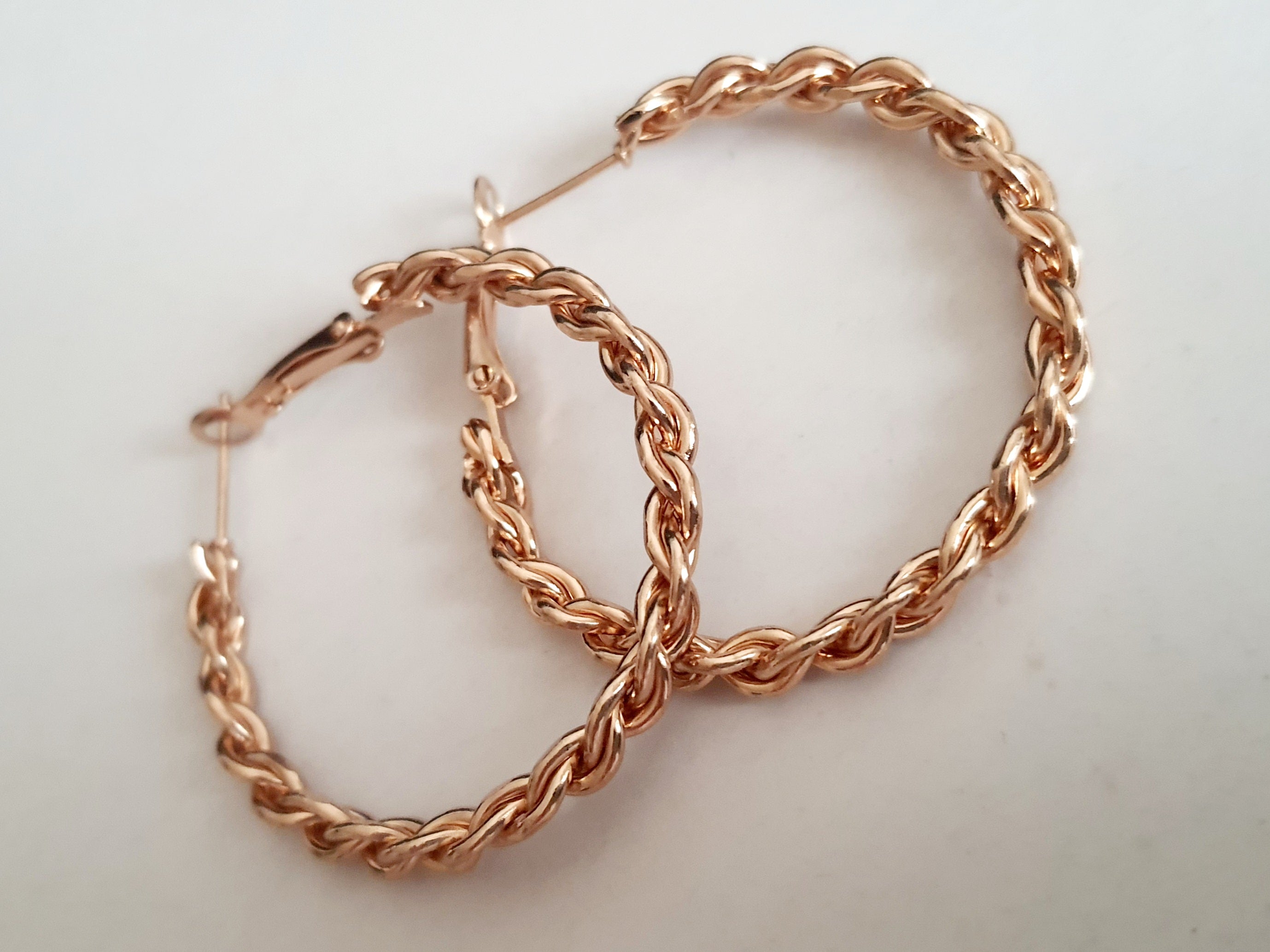 Złote kolczyki plecione hoop ze stali nierdzewnej / chirurgicznej, lekkie koła o średnicy 3,5 cm z efektem skręcanego łańcuszka, elegancka biżuteria w stylu vintage.

