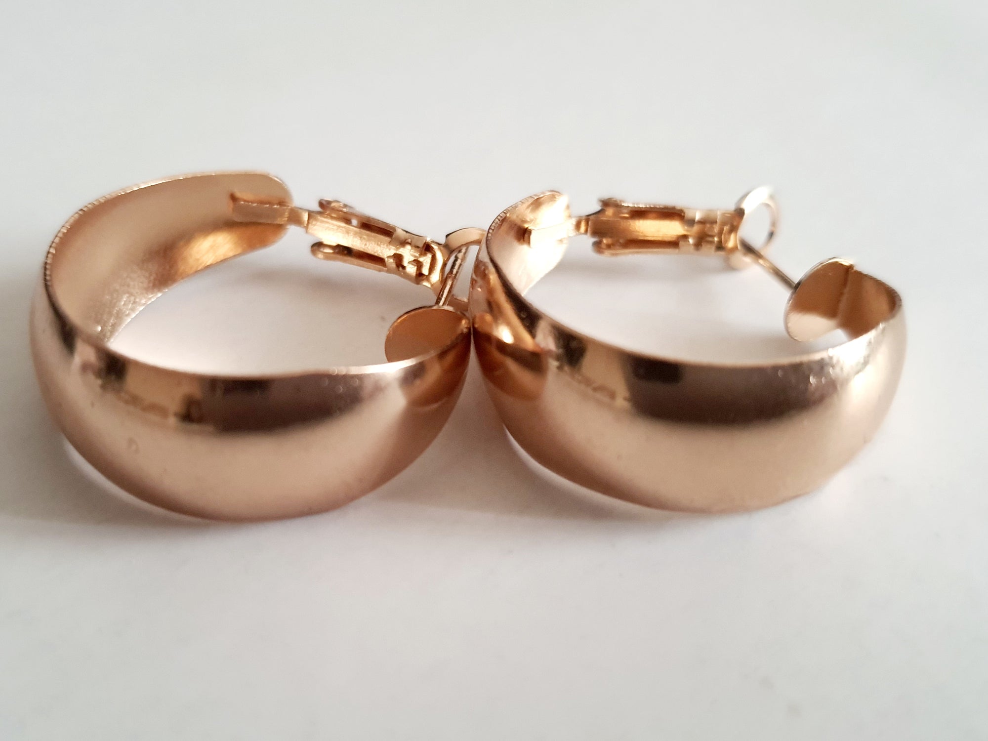 Eleganckie koła w stylu minimalistycznym 2,5cm, stal nierdzewna, stal chirurgiczna, modern vibe, prostota i elegancja