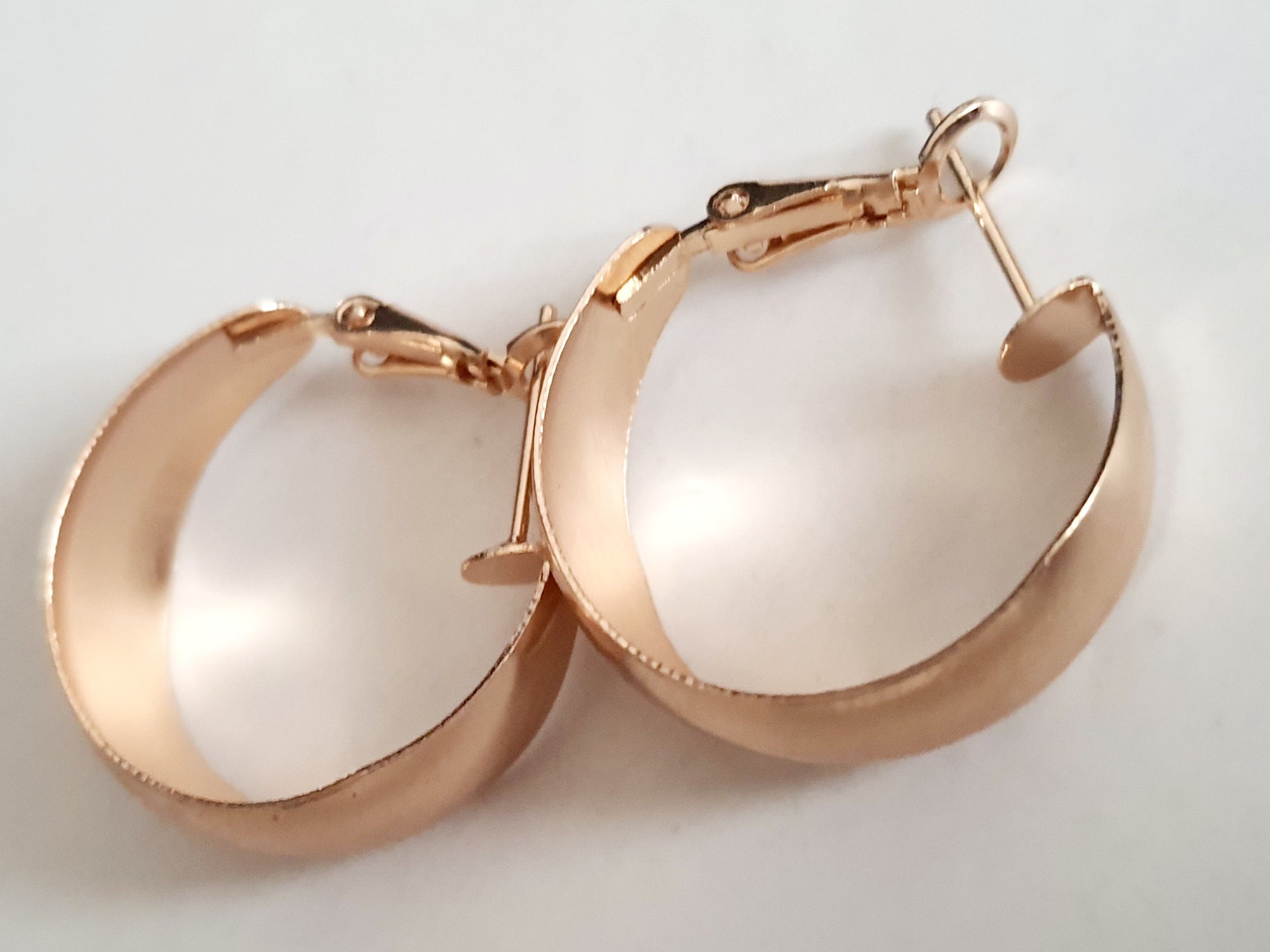 Eleganckie koła w stylu minimalistycznym 2,5cm, stal nierdzewna, stal chirurgiczna, modern vibe, prostota i elegancja