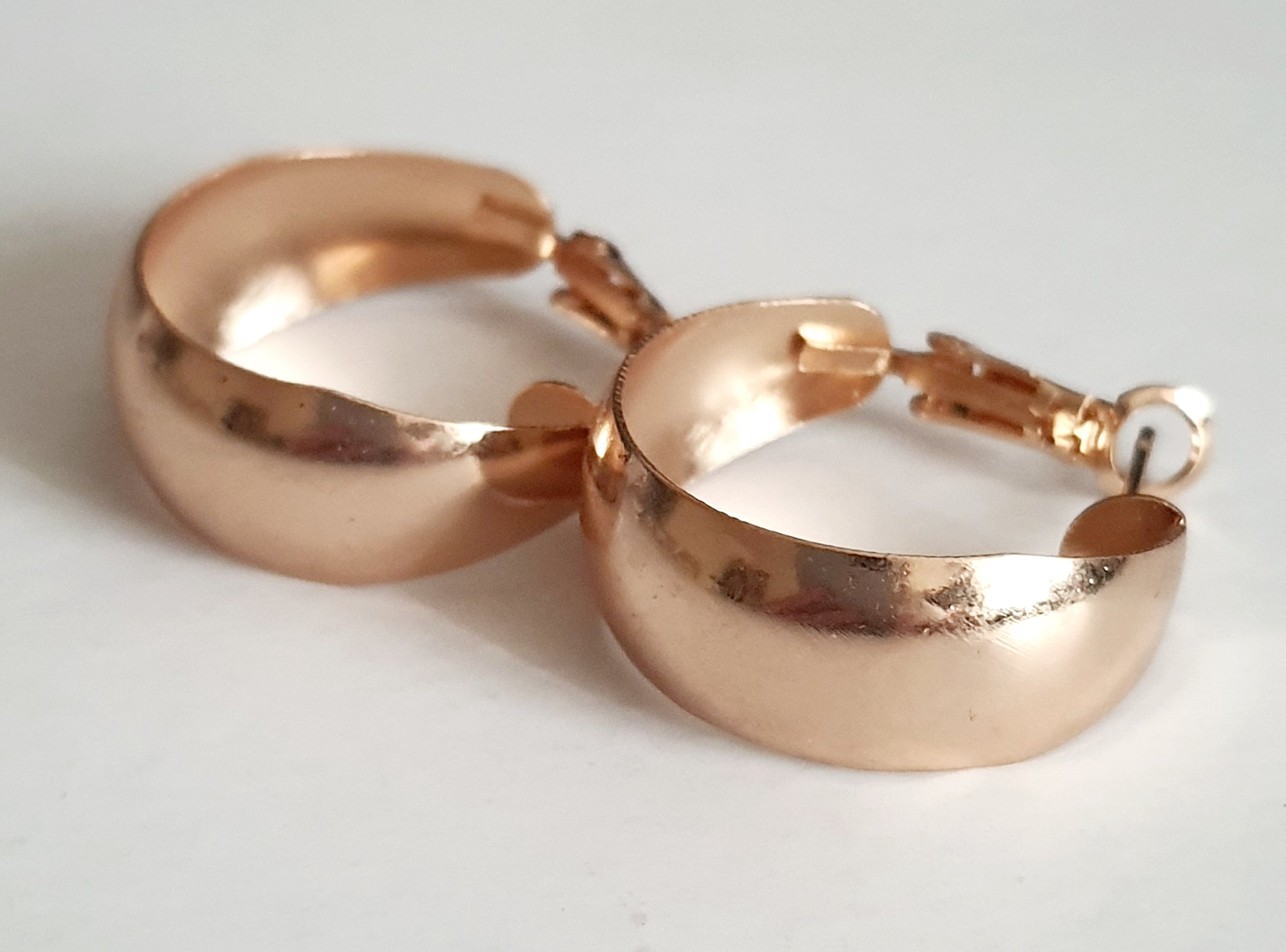 Eleganckie koła w stylu minimalistycznym 2,5cm, stal nierdzewna, stal chirurgiczna, modern vibe, prostota i elegancja