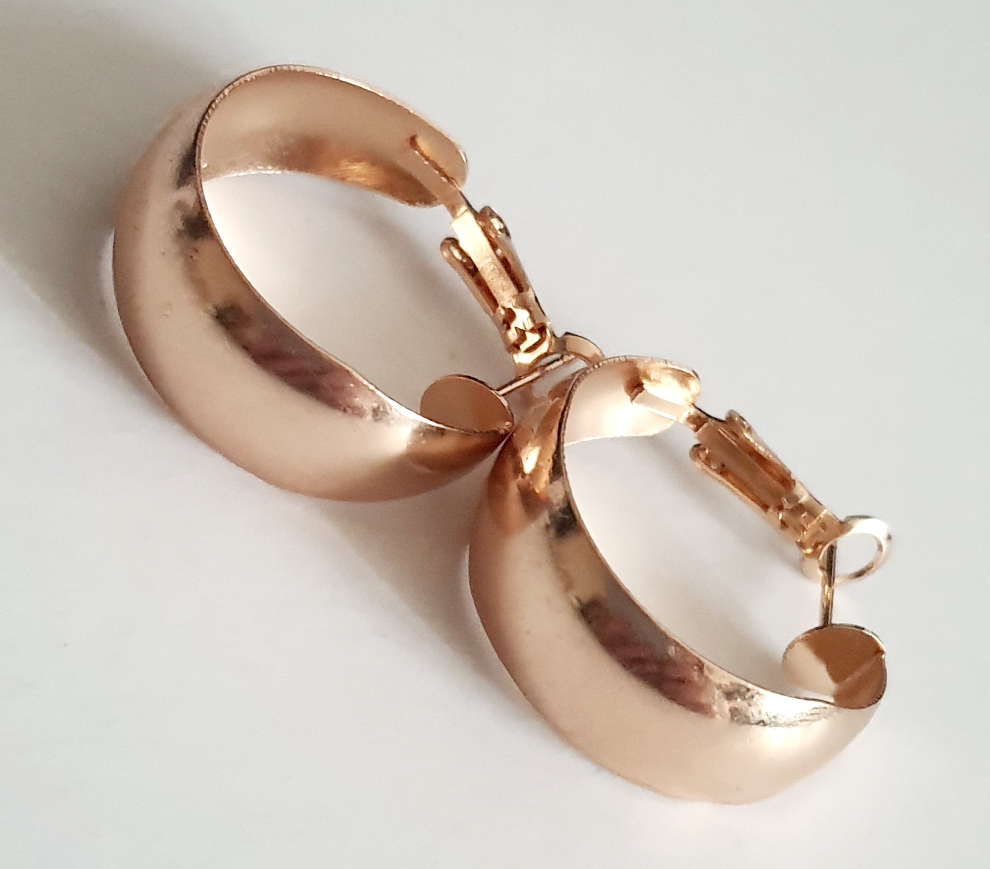 Eleganckie koła w stylu minimalistycznym 2,5cm, stal nierdzewna, stal chirurgiczna, modern vibe, prostota i elegancja