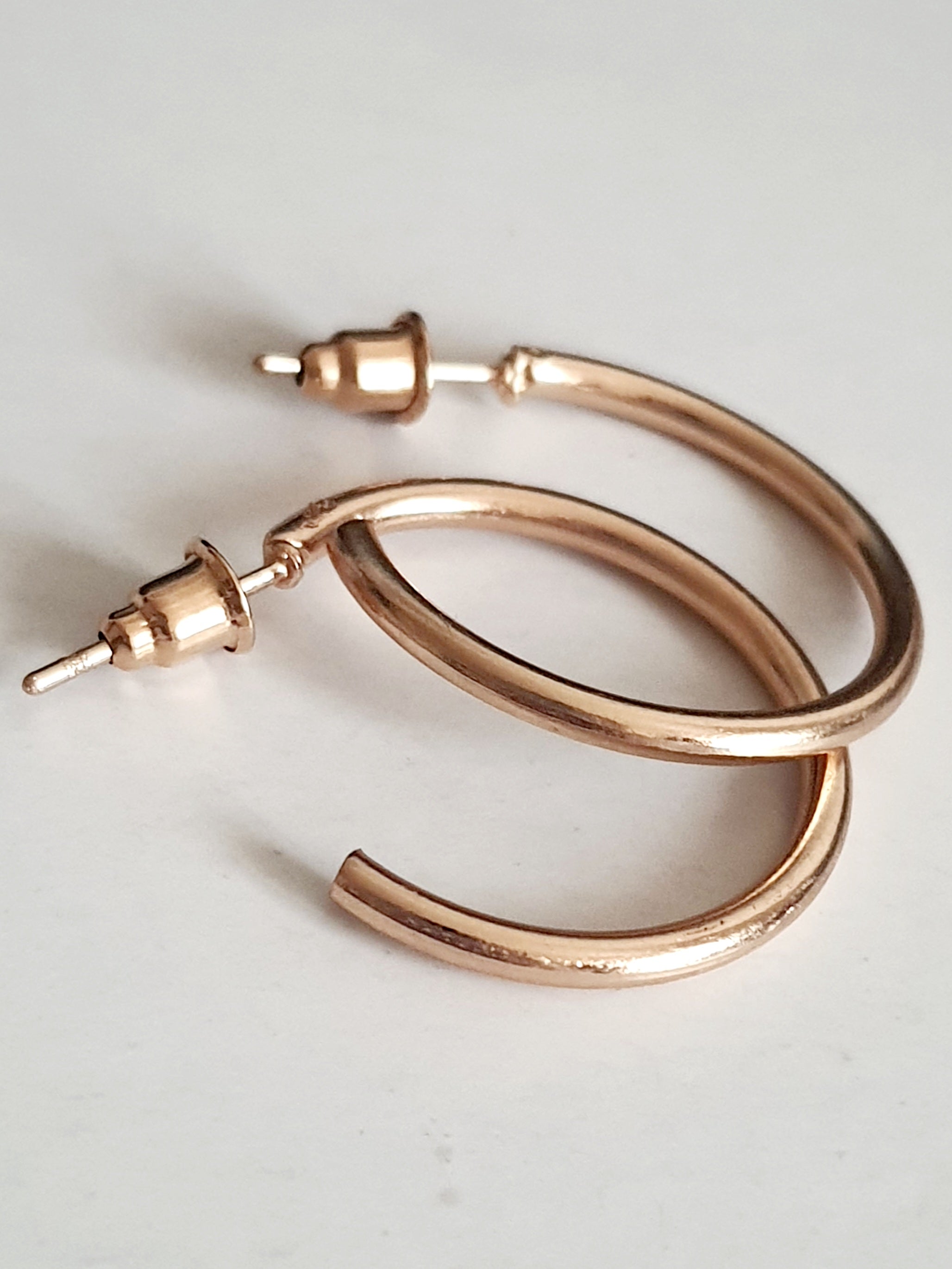 Złote kolczyki sztyfty w kształcie otwartych kół ze stali nierdzewnej – klasyka w nowoczesnym wydaniu. rougebizu