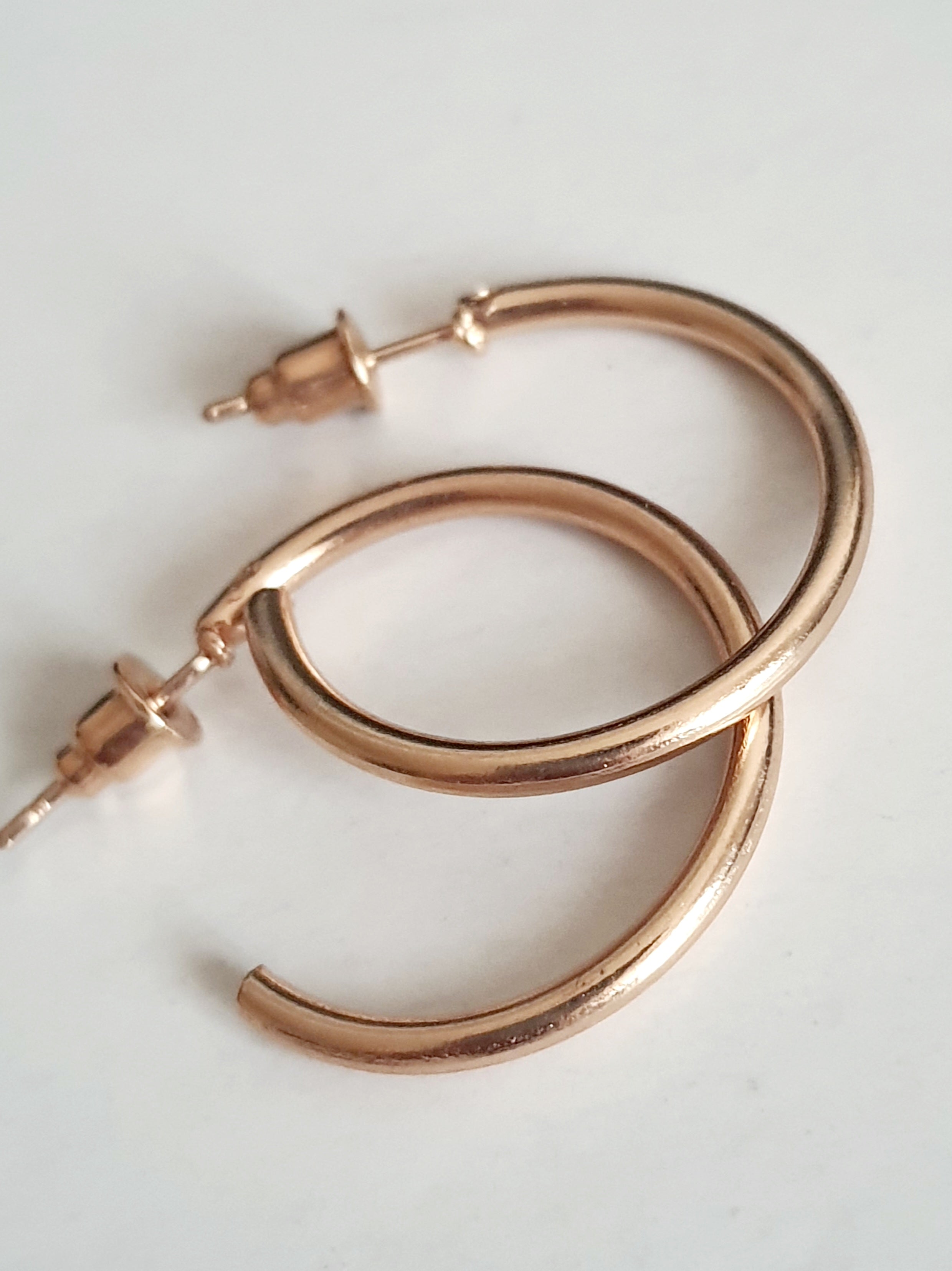 Złote kolczyki sztyfty w kształcie otwartych kół ze stali nierdzewnej – klasyka w nowoczesnym wydaniu. rougebizu