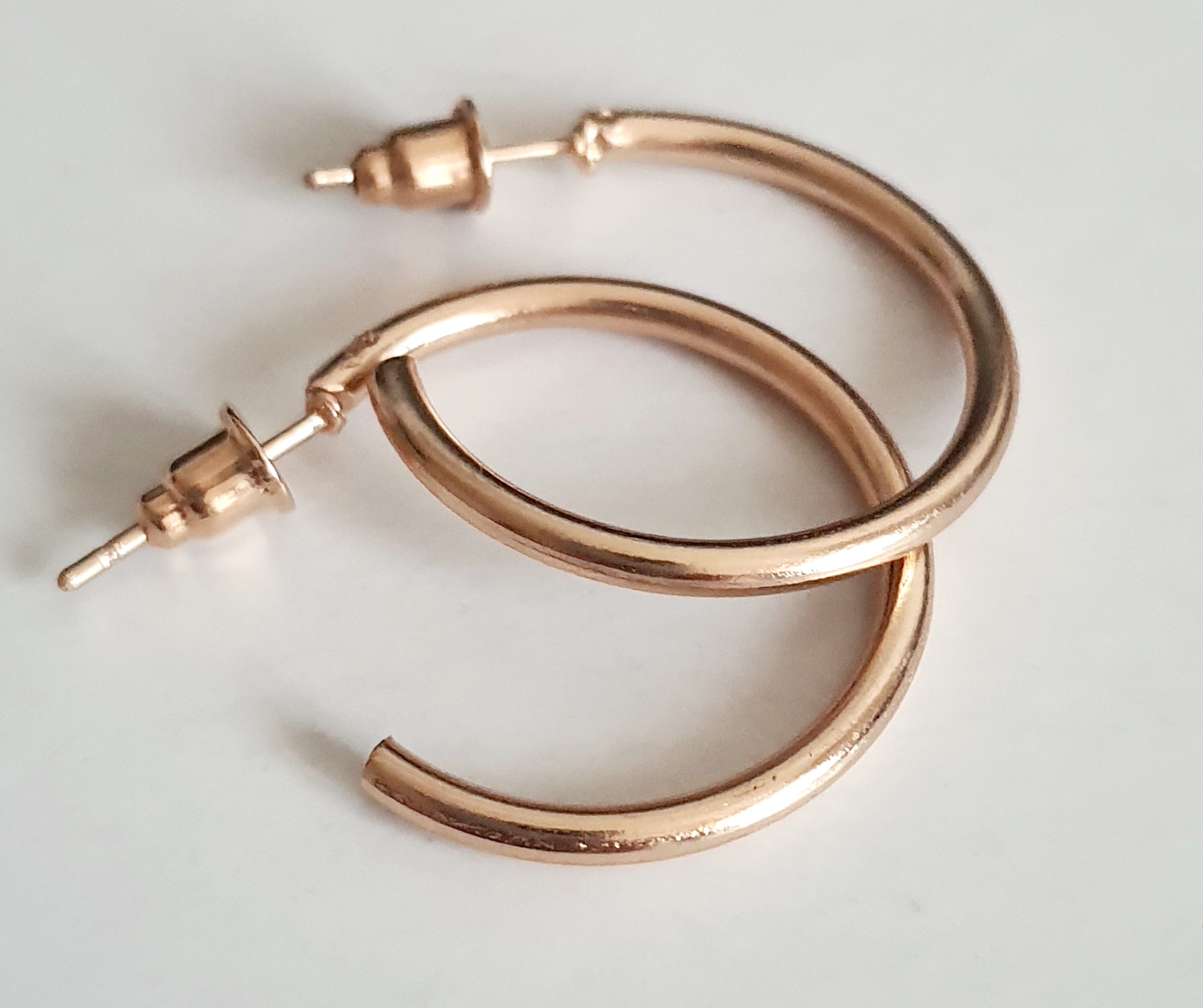 Delikatne Złote kolczyki koła – subtelna klasyka w nowoczesnym wydaniu