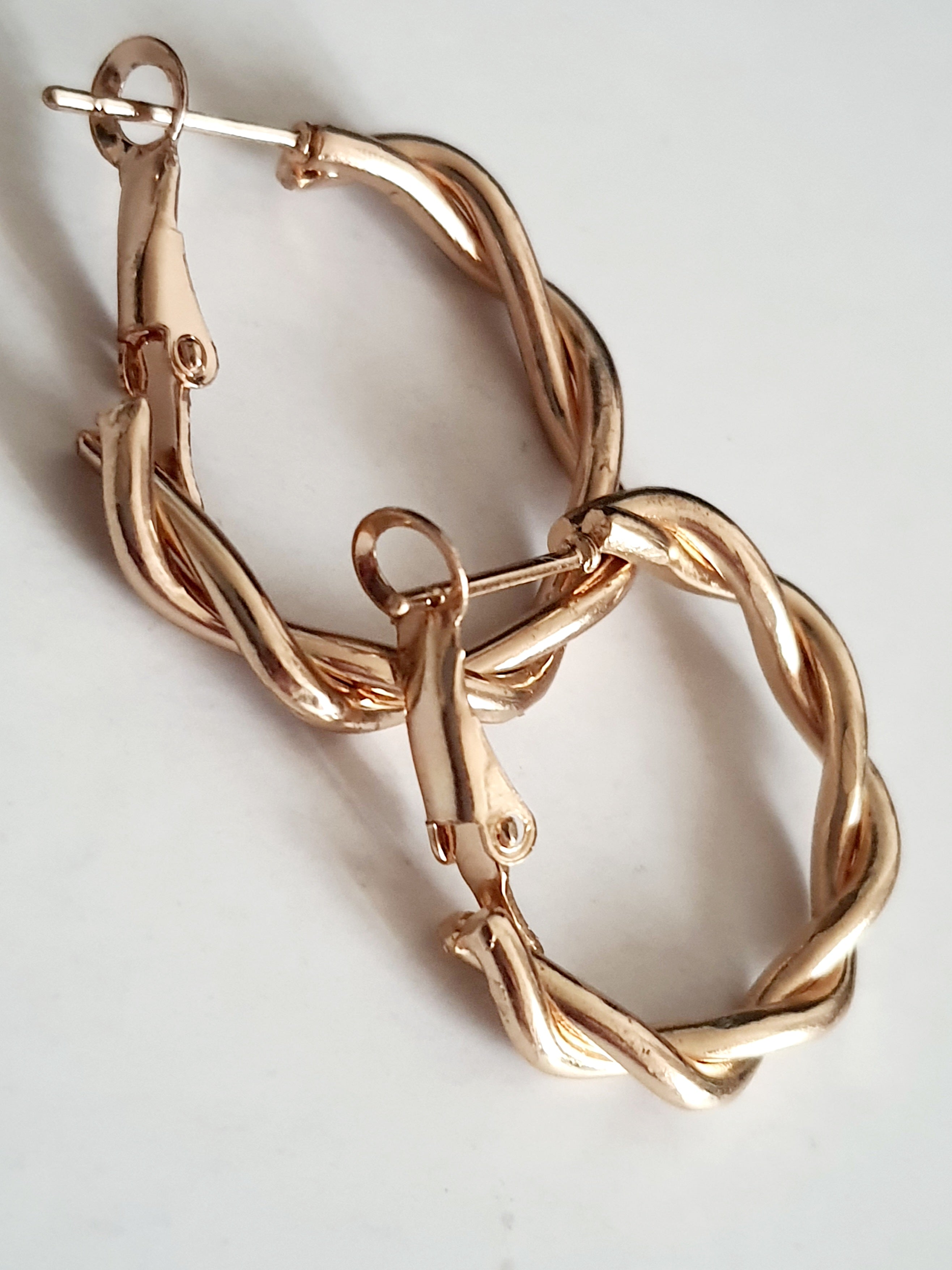 Złote kolczyki plecione ze stali nierdzewnej, eleganckie okrągłe koła o średnicy 2,5 cm, błyszczące, nowoczesne i trwałe, idealne do stylizacji codziennych i wieczorowych

