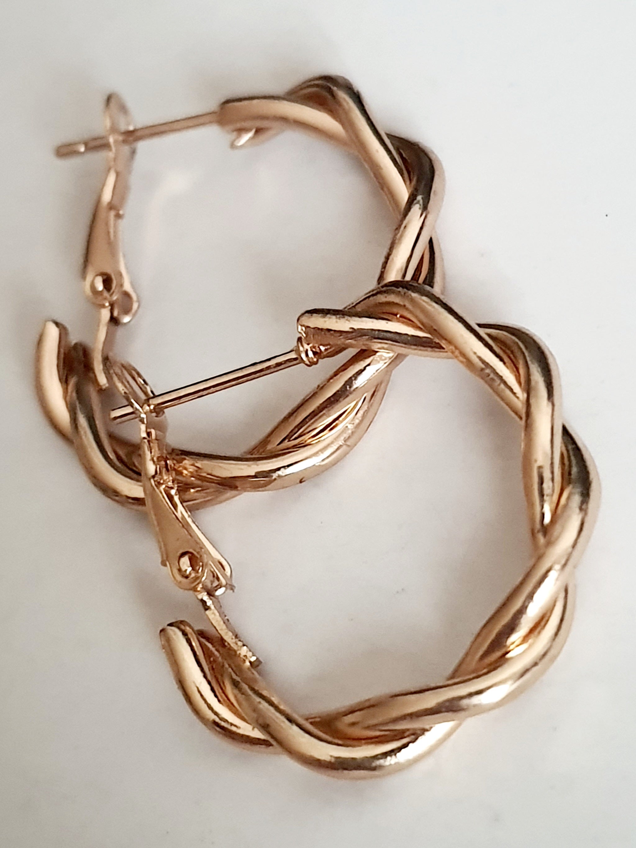 Złote kolczyki plecione ze stali nierdzewnej, eleganckie okrągłe koła o średnicy 2,5 cm, błyszczące, nowoczesne i trwałe, idealne do stylizacji codziennych i wieczorowych

