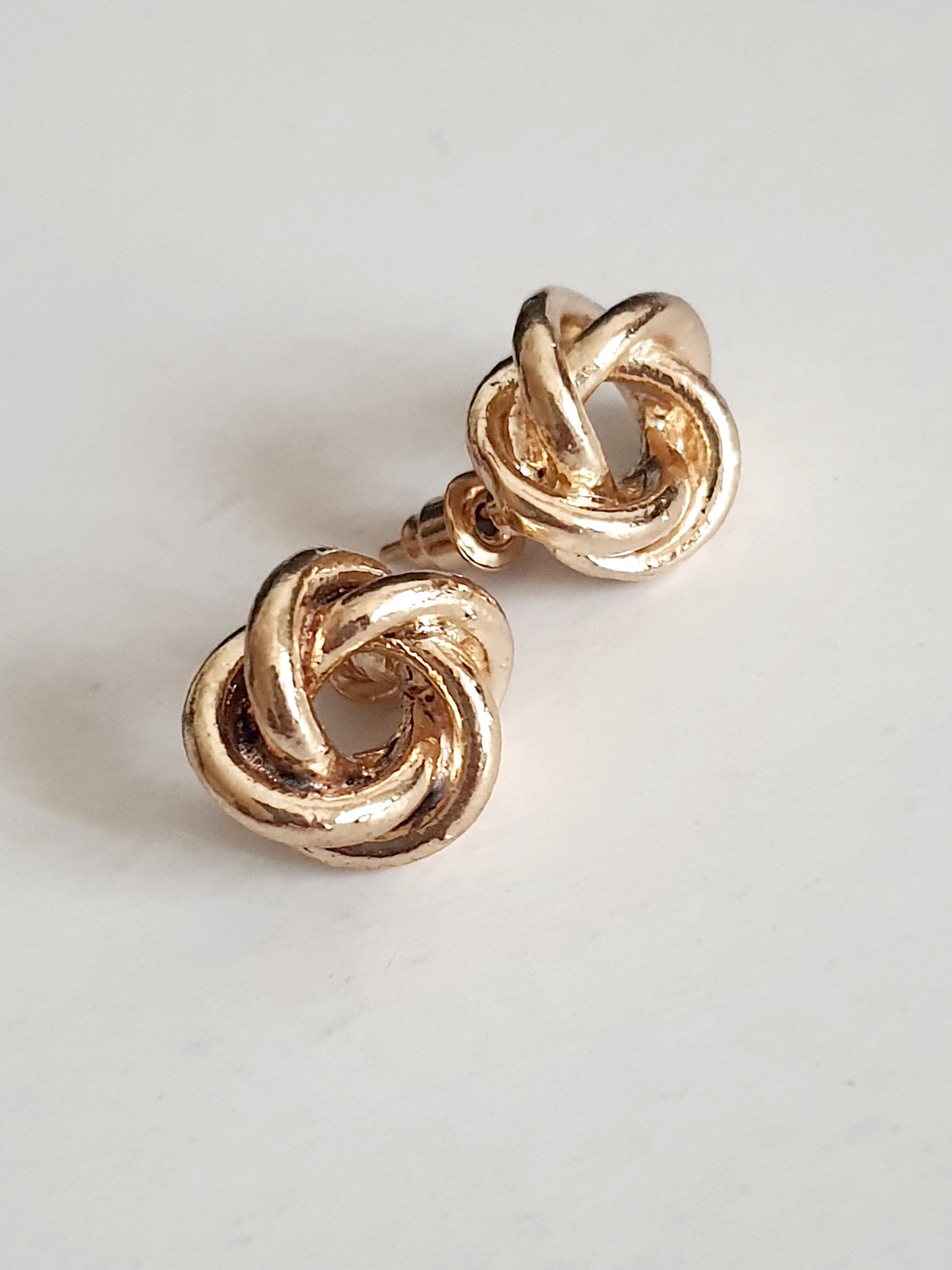 kolczyki wkrętki wykonane ze stali nierdzewnej w kolorze ciepłego żółtego złota. Piękny wzór, ponadczasowa elegancja. stal nierdzewna, stal chirurgiczna. rouge bizu