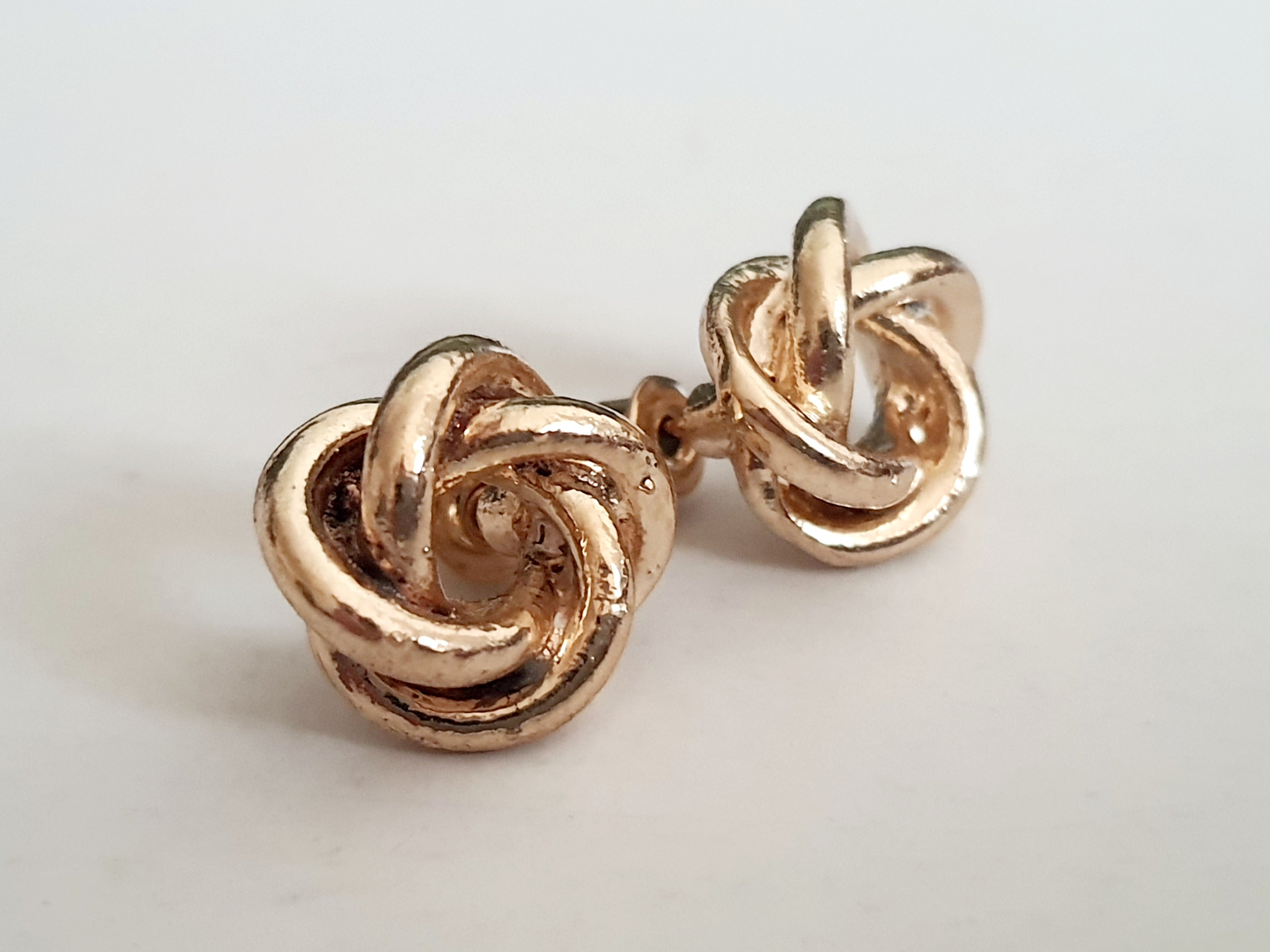 kolczyki wkrętki wykonane ze stali nierdzewnej w kolorze ciepłego żółtego złota. Piękny wzór, ponadczasowa elegancja. stal nierdzewna, stal chirurgiczna. rouge bizu