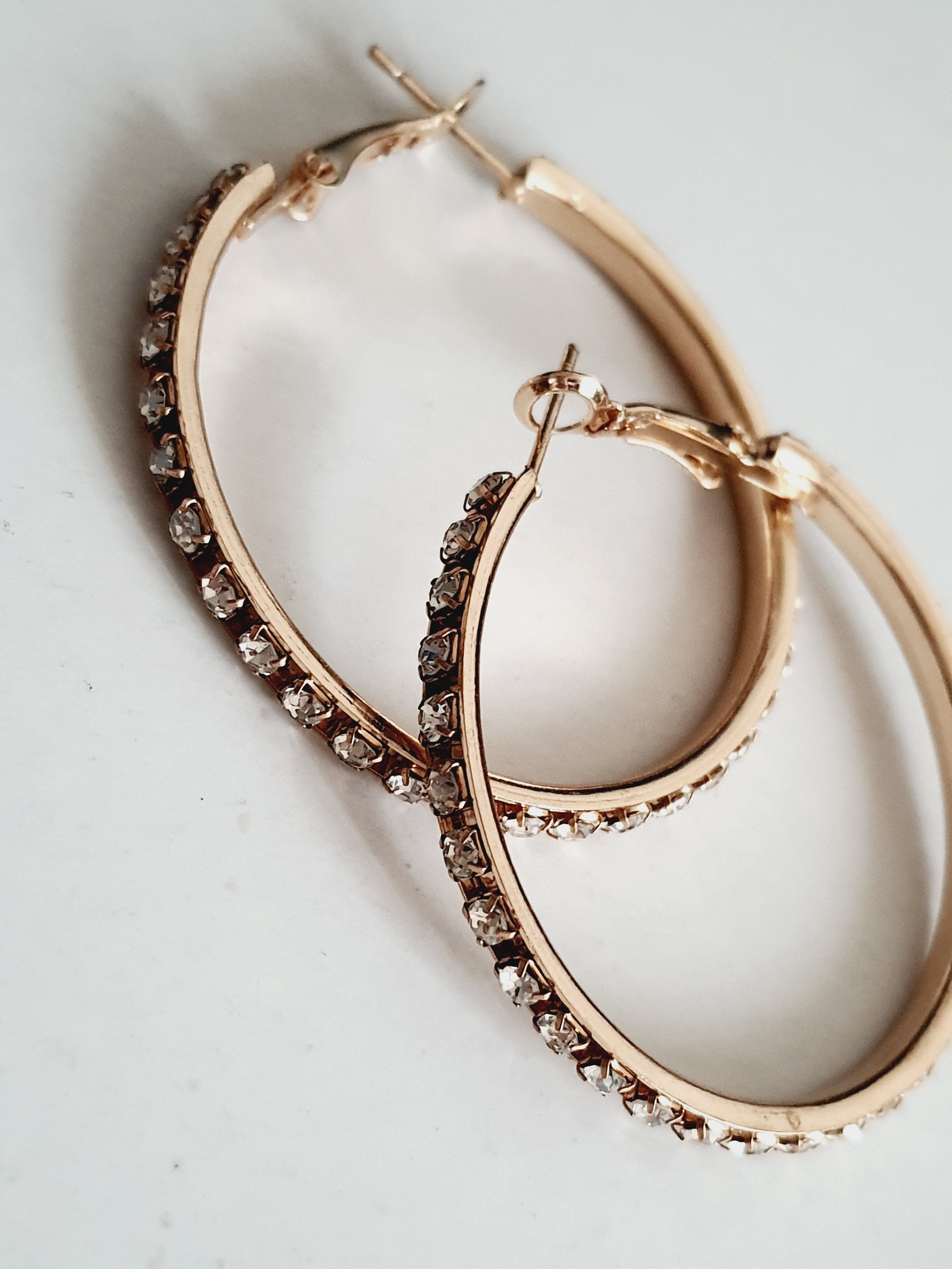 Złote kolczyki hoop z cyrkoniami, stal nierdzewna, lekkie kolczyki 4 cm, styl y2k, modne kolczyki błyszczące, kolczyki koła z kamieniami, stal chirurgiczna

