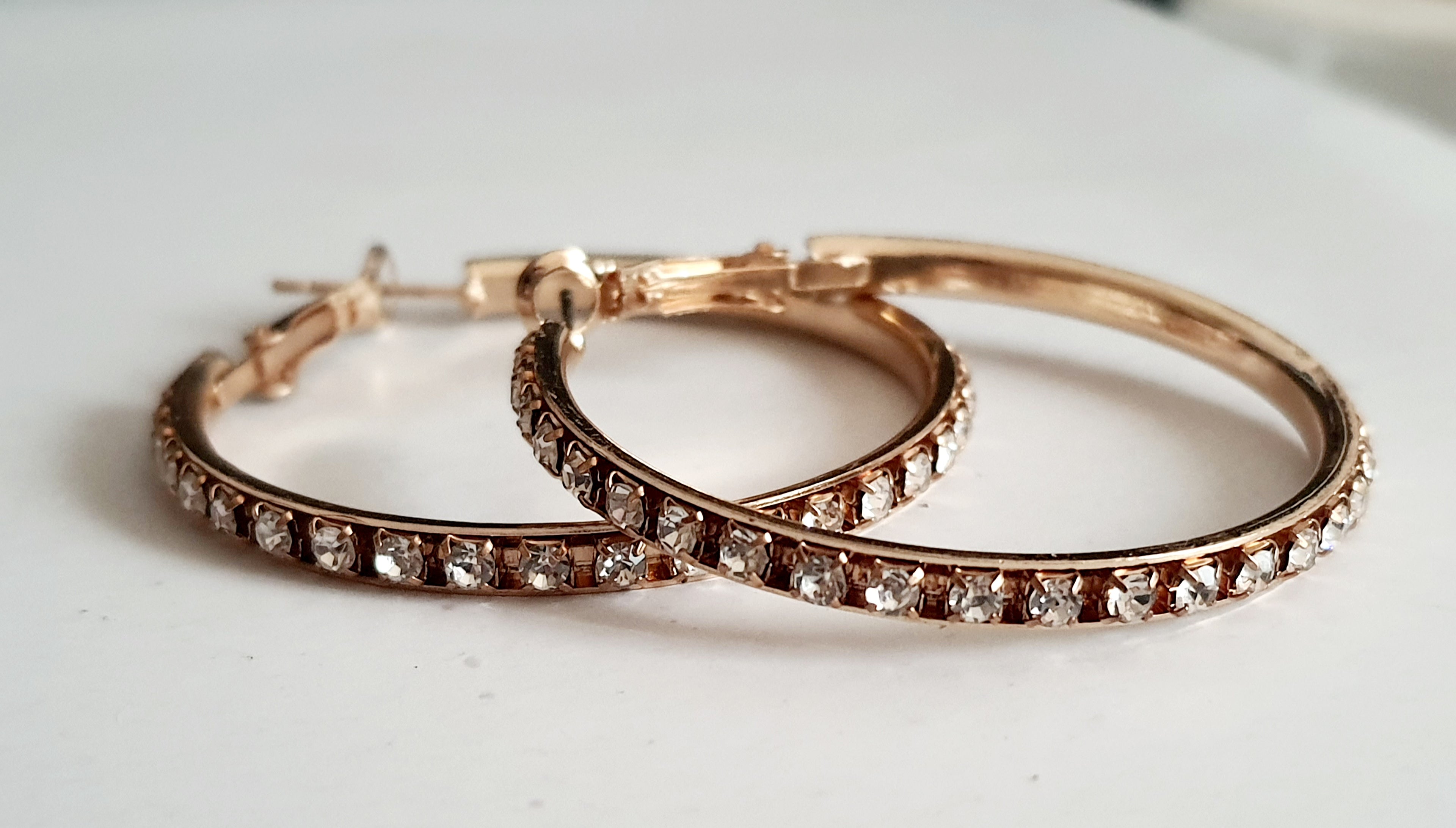 Złote kolczyki hoop z cyrkoniami, stal nierdzewna, lekkie kolczyki 4 cm, styl y2k, modne kolczyki błyszczące, kolczyki koła z kamieniami, stal chirurgiczna

