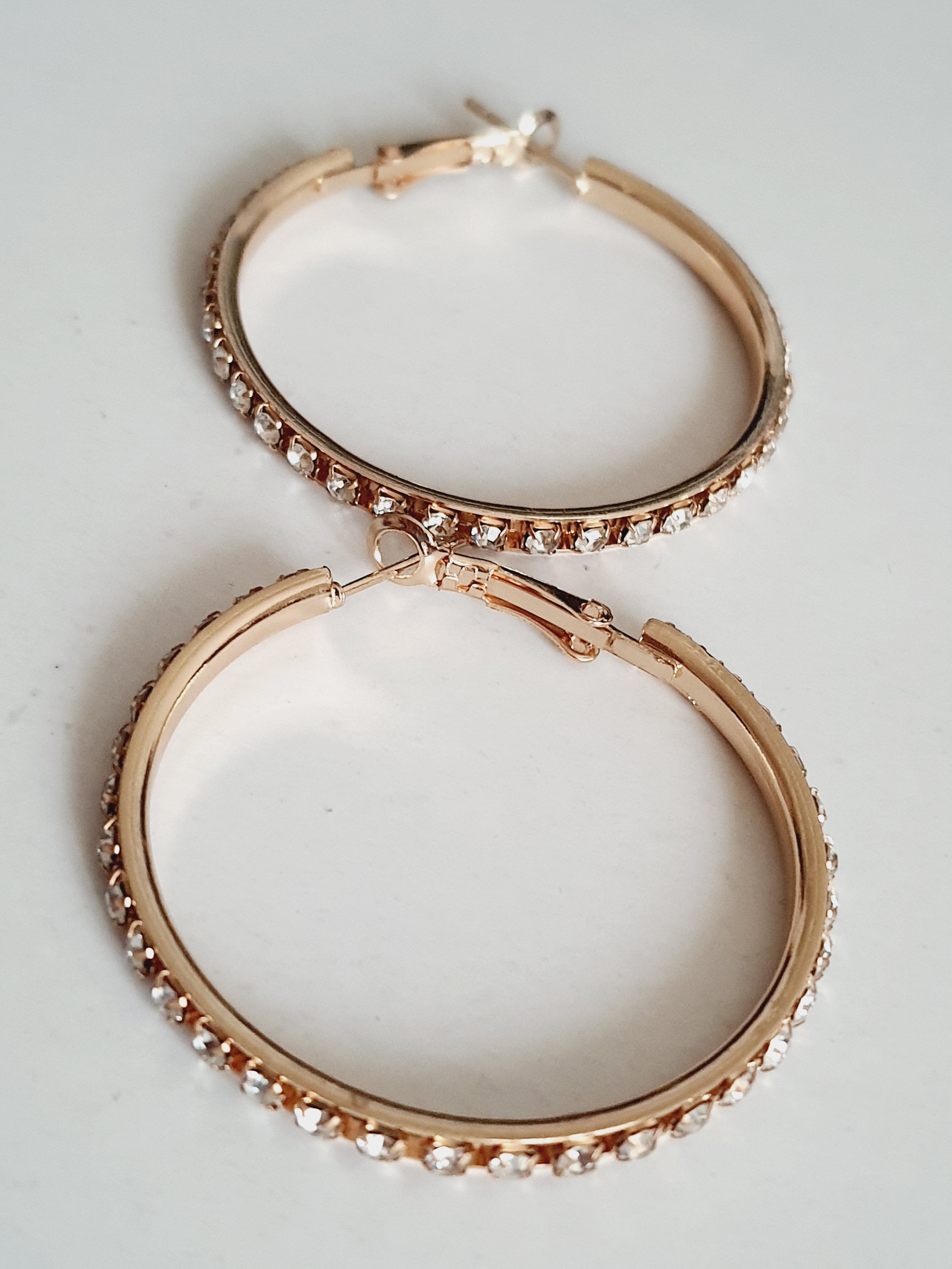 Złote kolczyki hoop z cyrkoniami, stal nierdzewna, lekkie kolczyki 4 cm, styl y2k, modne kolczyki błyszczące, kolczyki koła z kamieniami, stal chirurgiczna

