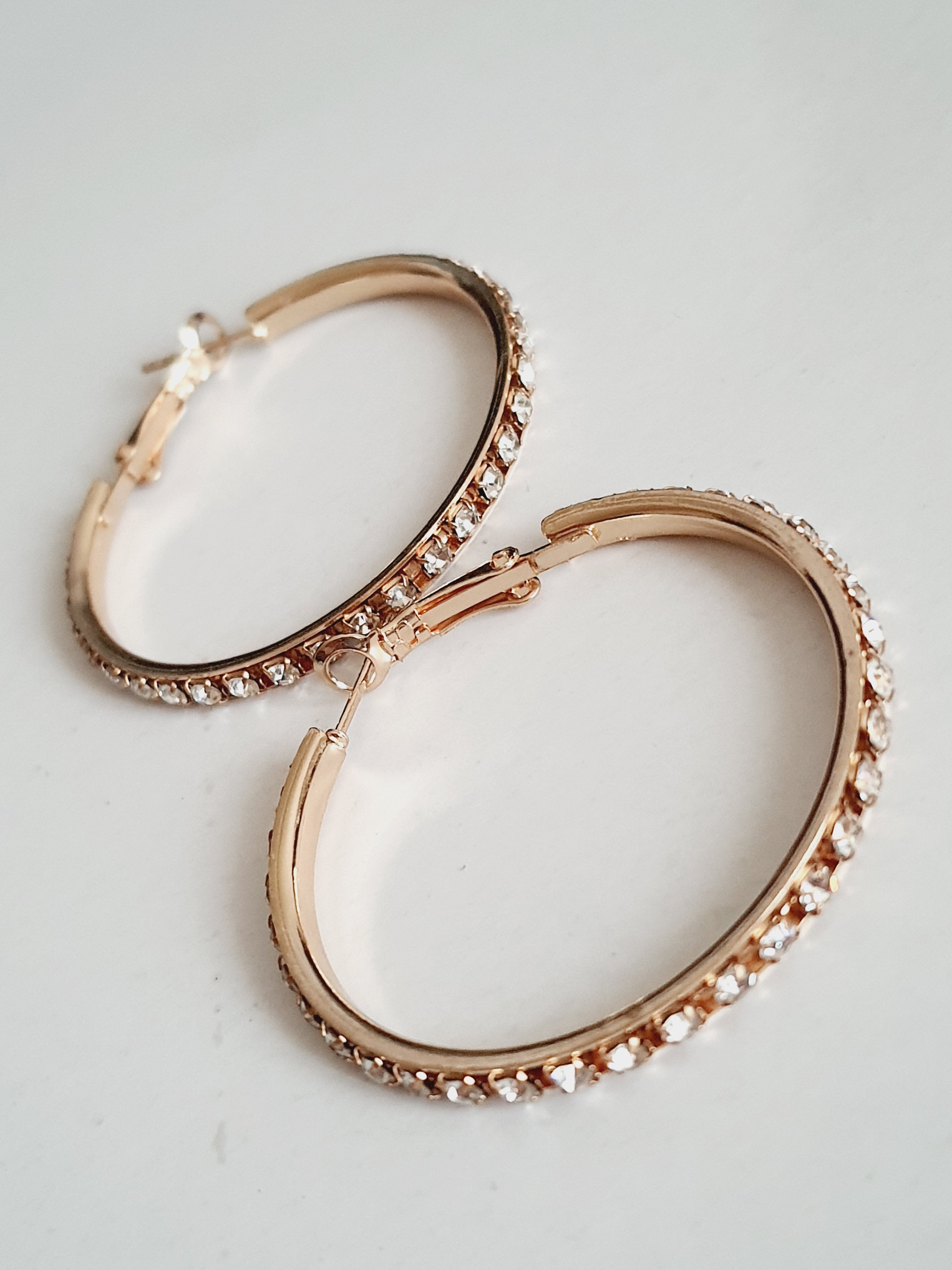 Złote kolczyki hoop z cyrkoniami, stal nierdzewna, lekkie kolczyki 4 cm, styl y2k, modne kolczyki błyszczące, kolczyki koła z kamieniami, stal chirurgiczna

