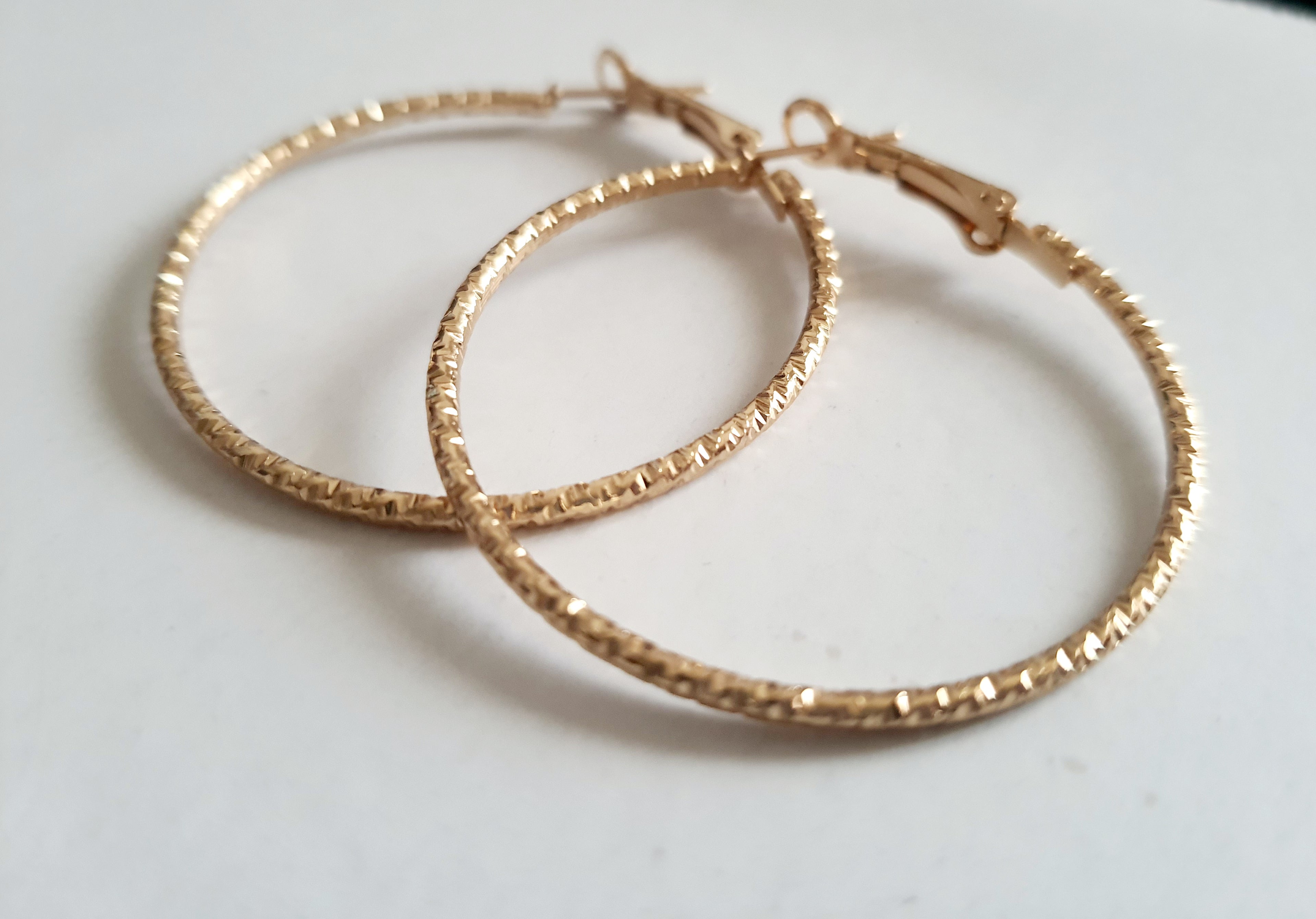 Złote kolczyki diamentowane koła o średnicy 4 cm – lekkie, eleganckie

