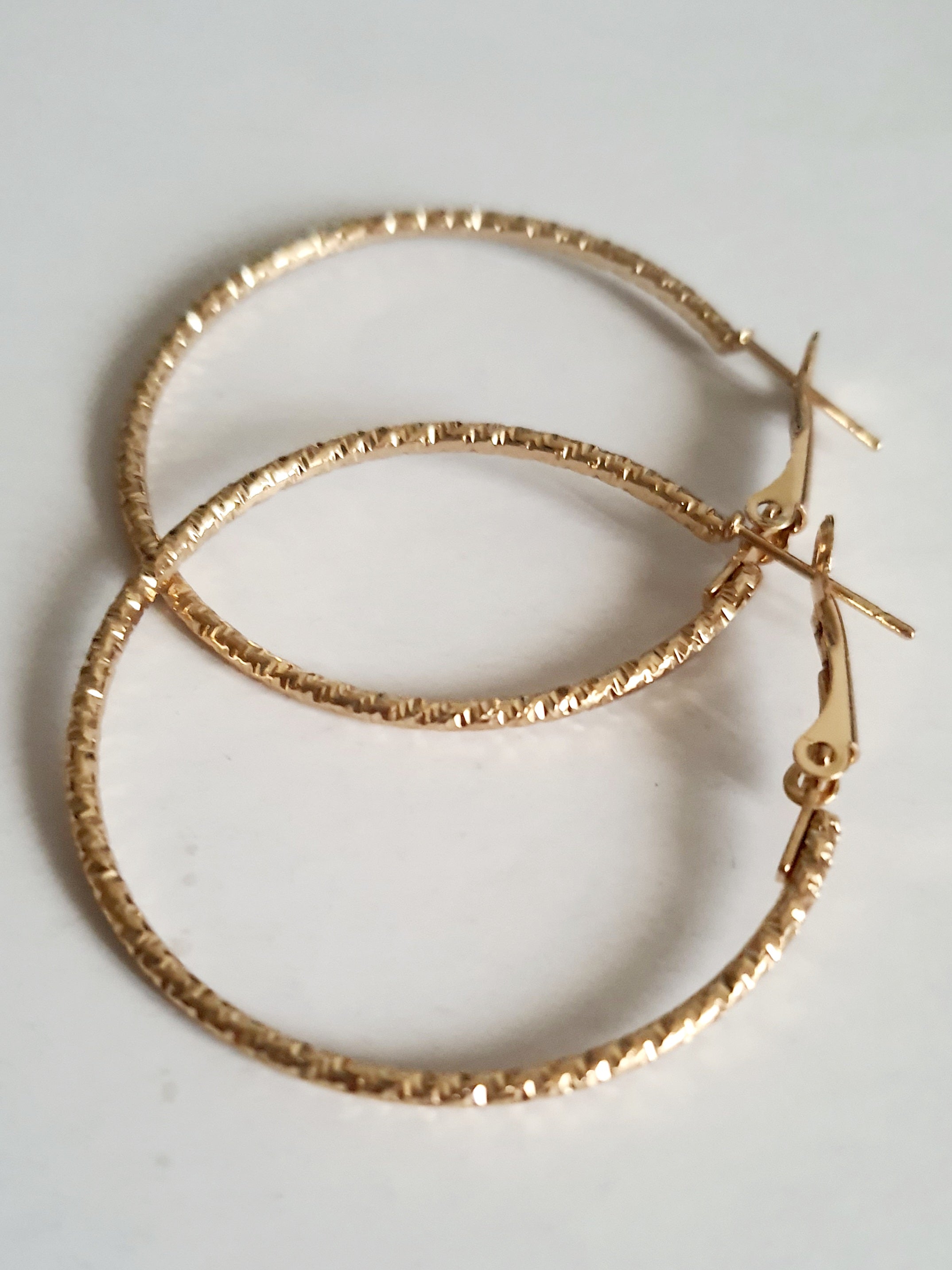 Złote kolczyki diamentowane koła o średnicy 4 cm – lekkie, eleganckie

