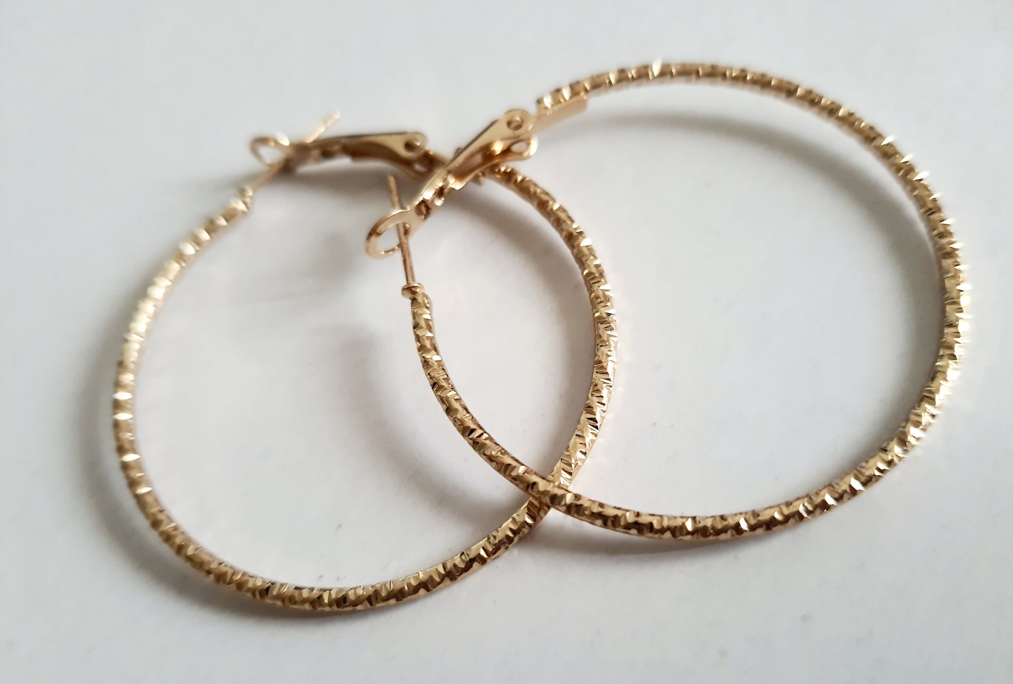Złote kolczyki diamentowane koła o średnicy 4 cm – lekkie, eleganckie

