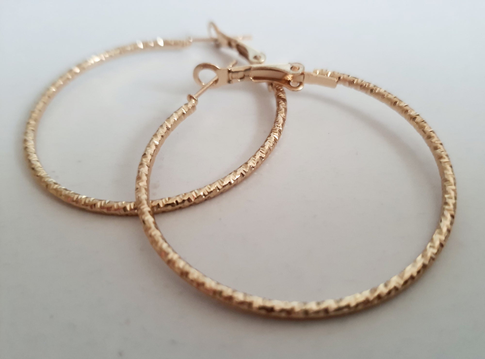Złote kolczyki diamentowane koła o średnicy 4 cm – lekkie, eleganckie

