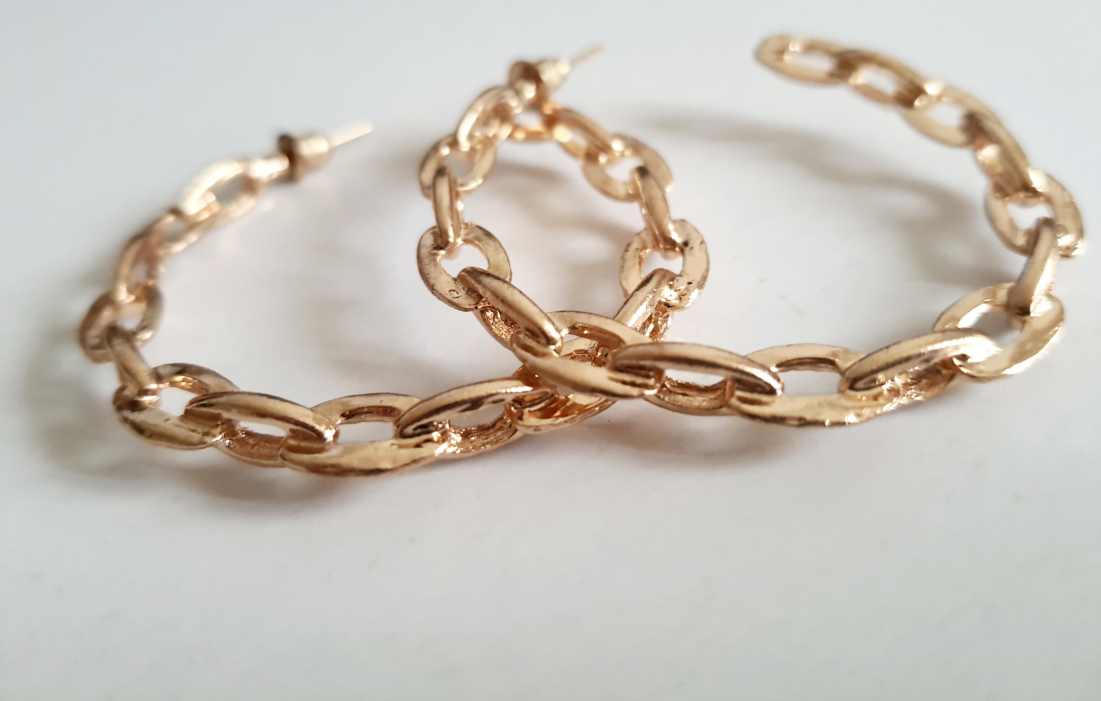 Złote kolczyki  ze stali nierdzewnej, chirurgicznej w formie ogniw łańcucha ułożone w kształt koła. klasyczne hoopsy z nutką rebelii. rougebizu

