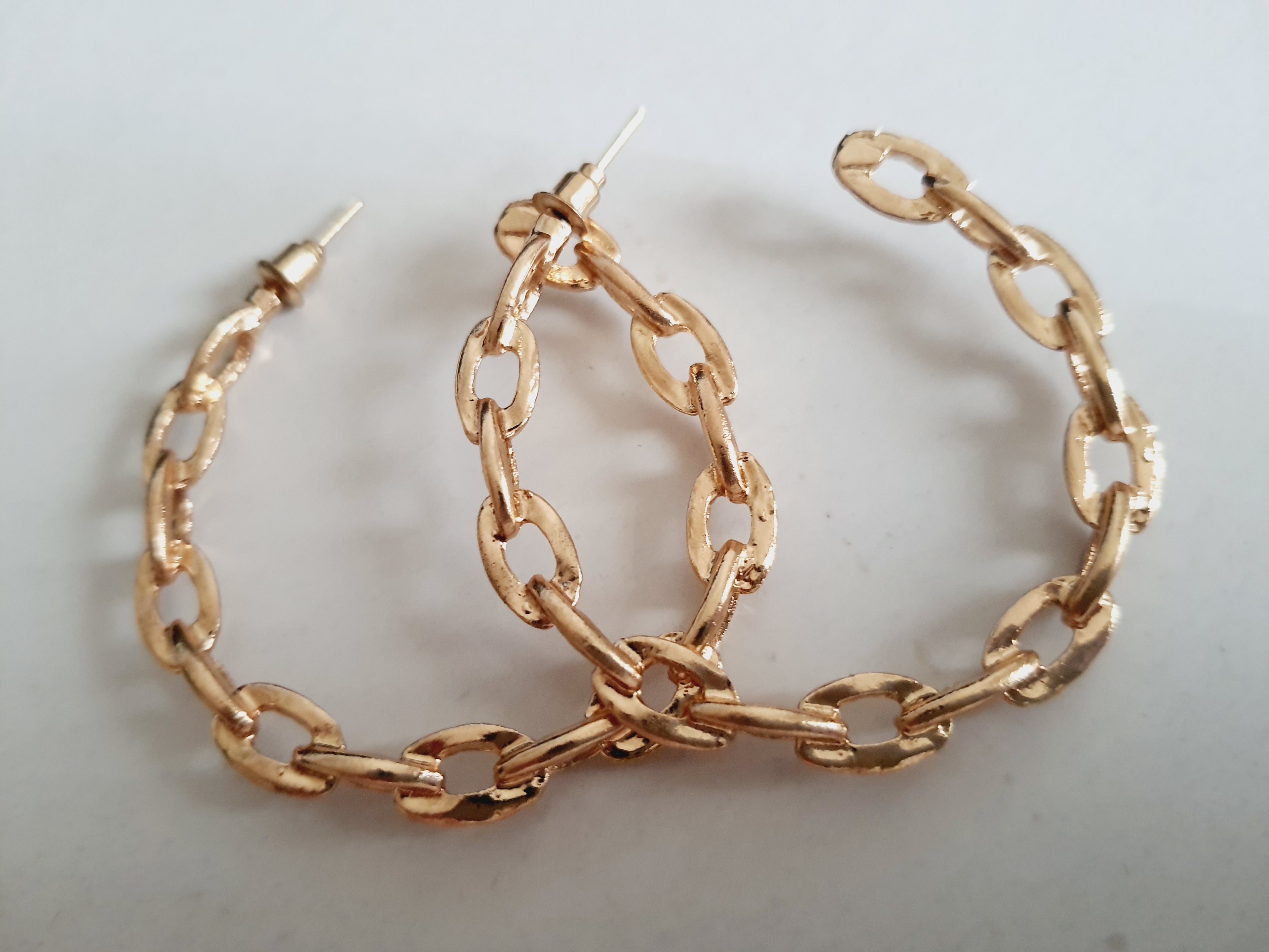Złote kolczyki  ze stali nierdzewnej, chirurgicznej w formie ogniw łańcucha ułożone w kształt koła. klasyczne hoopsy z nutką rebelii. rougebizu

