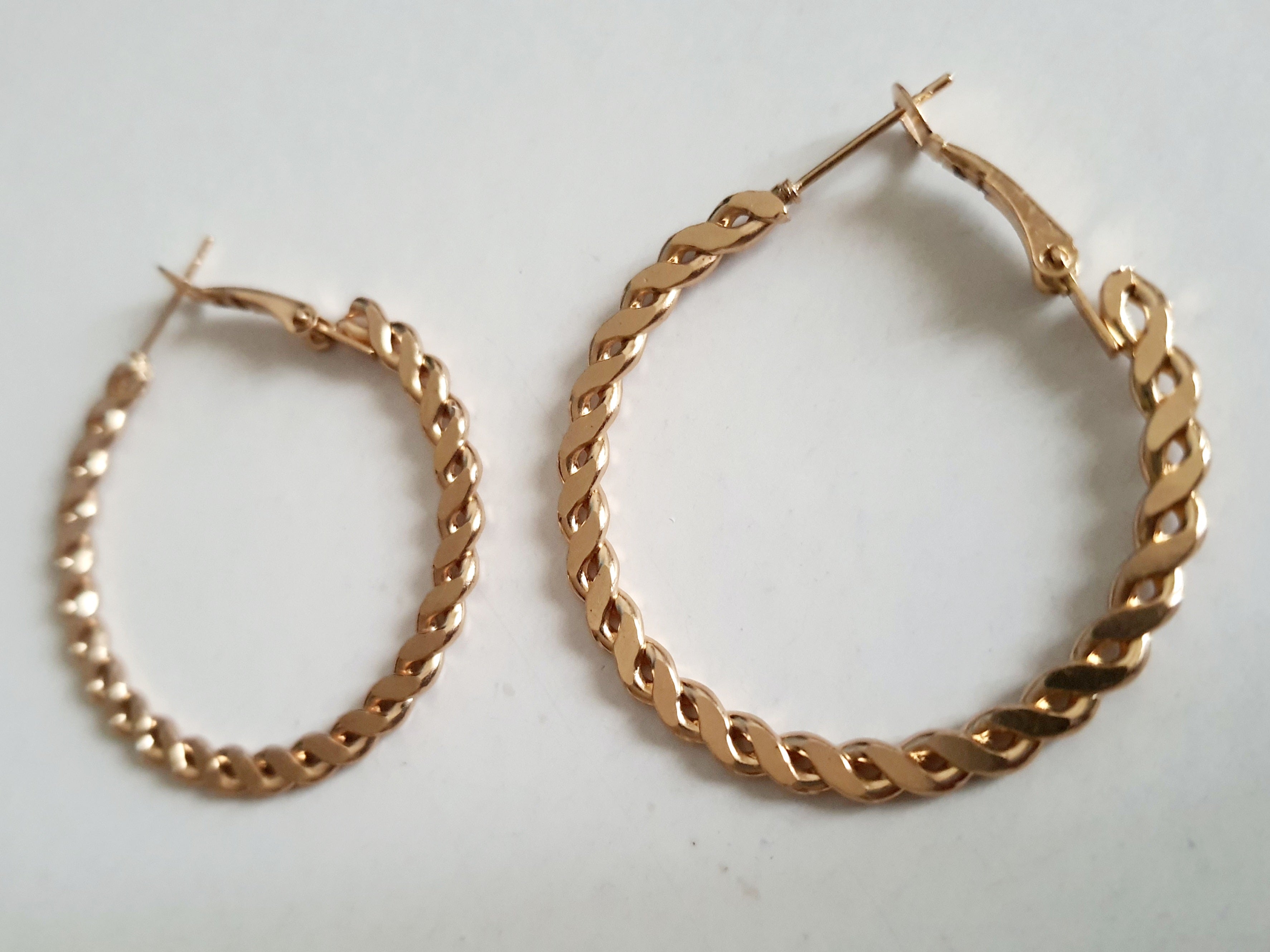 Złote kolczyki typu hoop o średnicy 3,5 cm z plecionym splotem, błyszczące i lekkie, styl Y2K

