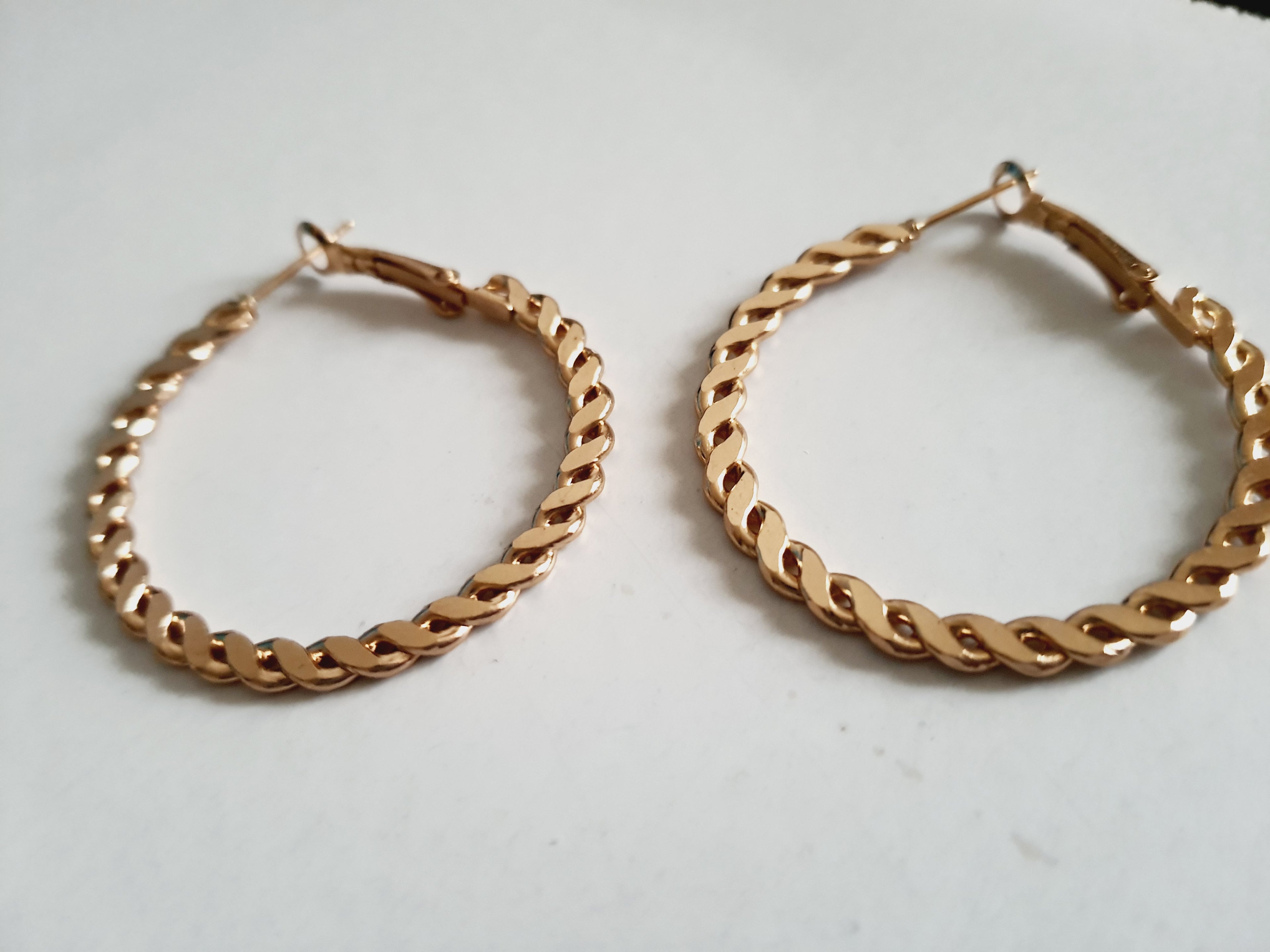 Złote kolczyki typu hoop o średnicy 3,5 cm z plecionym splotem, błyszczące i lekkie, styl Y2K

