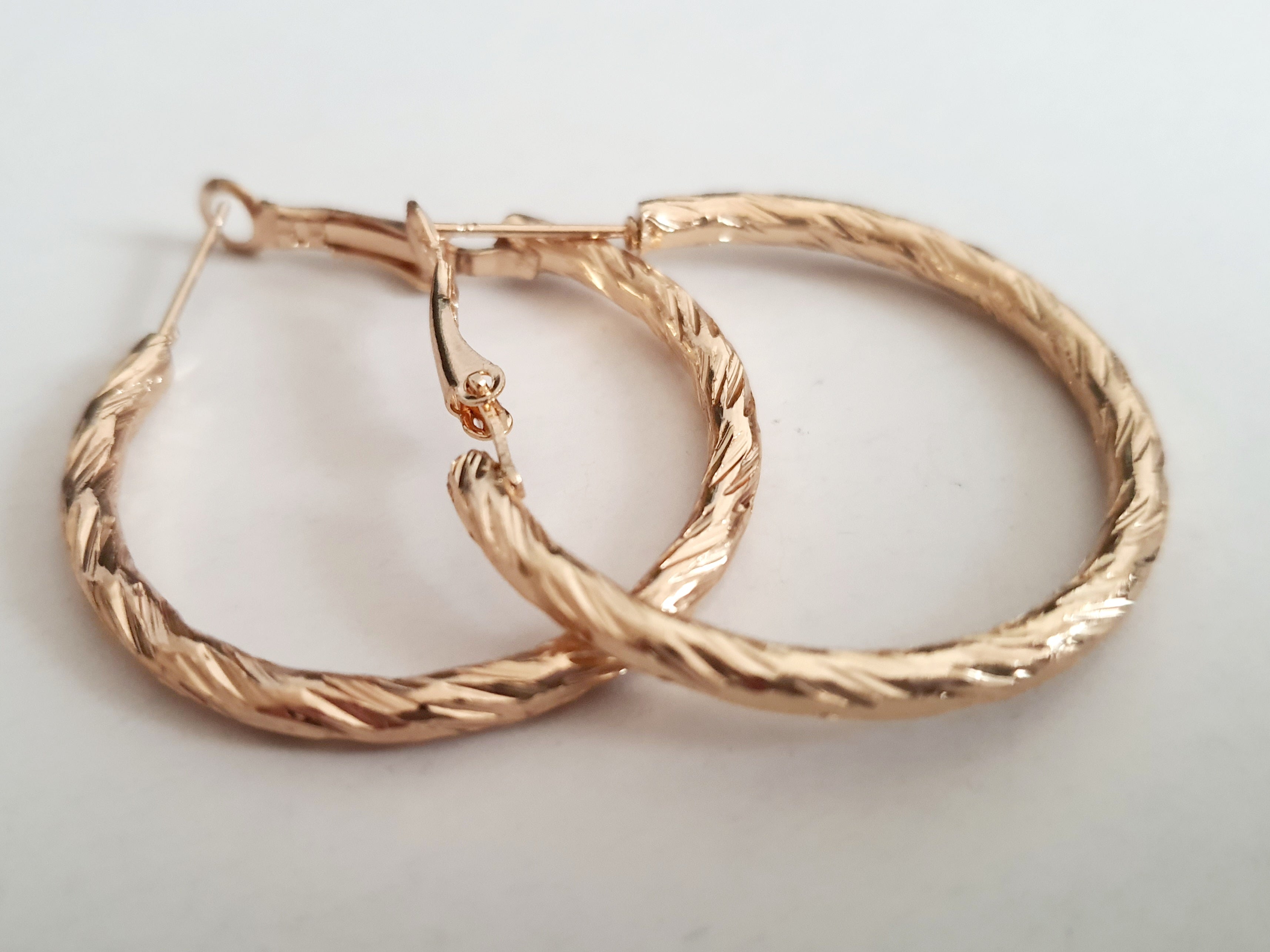 Złote kolczyki diamentowane koła stal nierdzewna, stal chirurgiczna, klasyczne kolczyki hoop 3 cm, kolczyki błyszczące pozłacane, eleganckie kolczyki damskie w stylu retro

