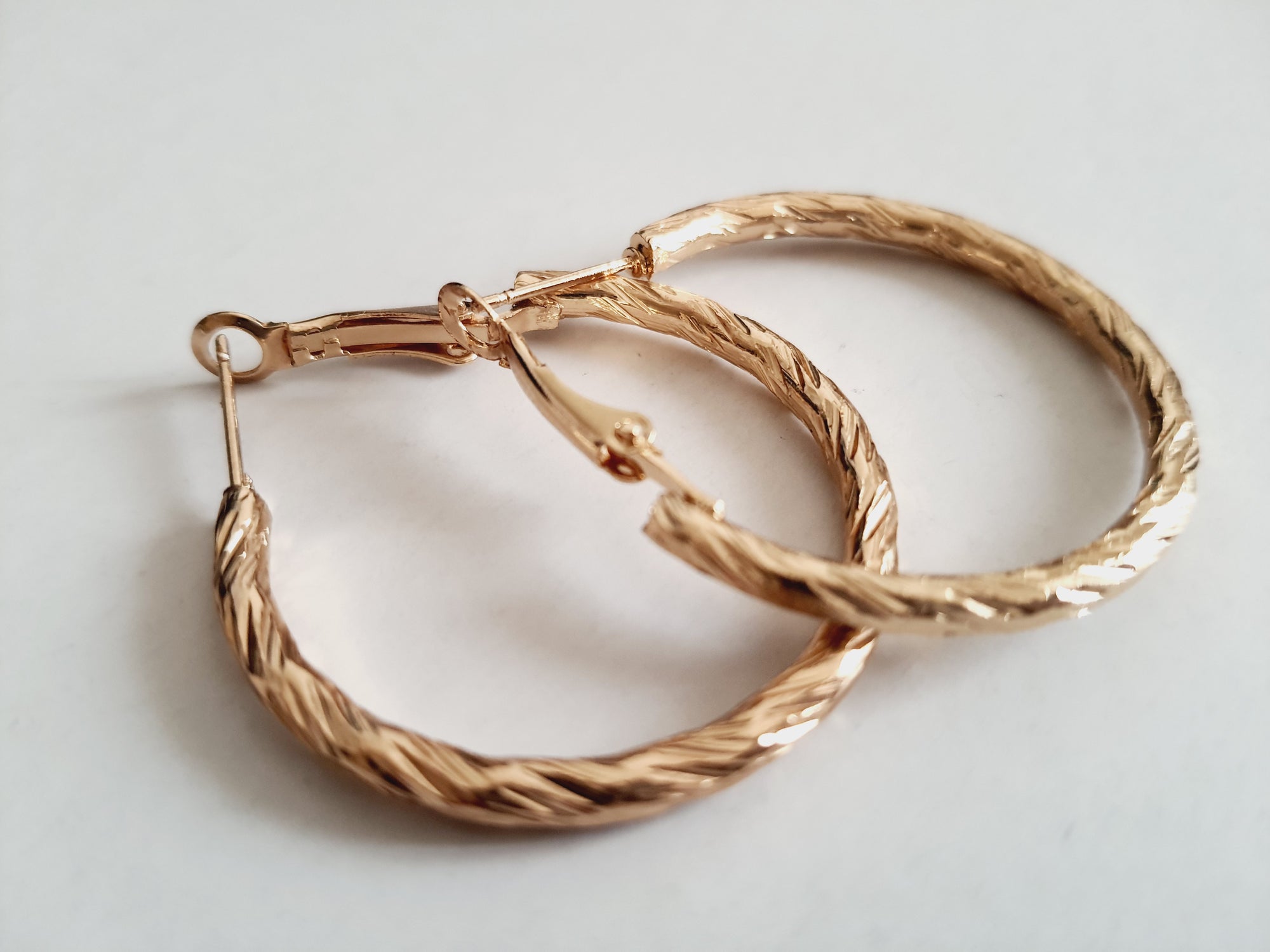 Złote kolczyki diamentowane koła stal nierdzewna, stal chirurgiczna, klasyczne kolczyki hoop 3 cm, kolczyki błyszczące pozłacane, eleganckie kolczyki damskie w stylu retro

