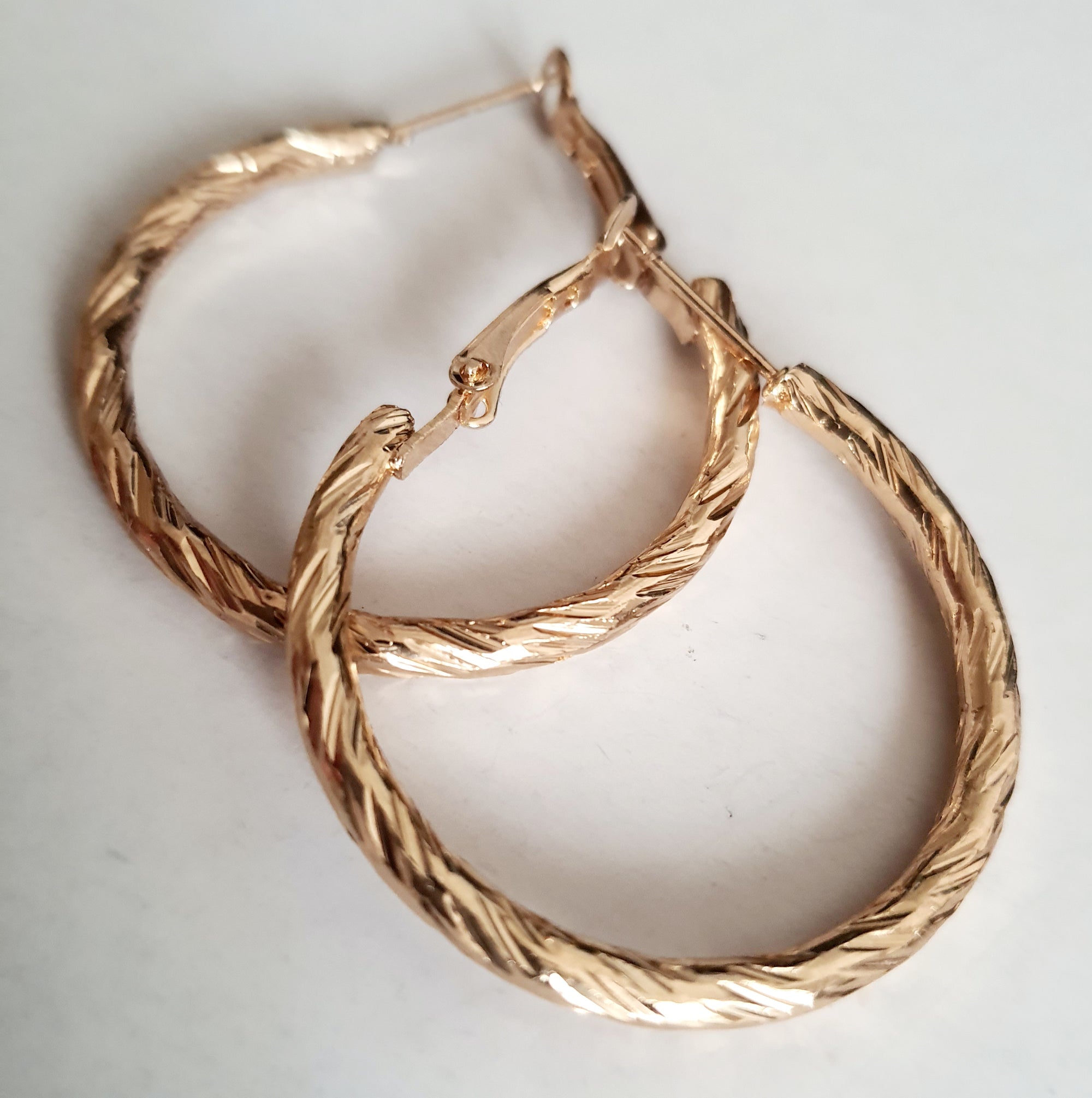 Złote kolczyki diamentowane koła stal nierdzewna, stal chirurgiczna, klasyczne kolczyki hoop 3 cm, kolczyki błyszczące pozłacane, eleganckie kolczyki damskie w stylu retro

