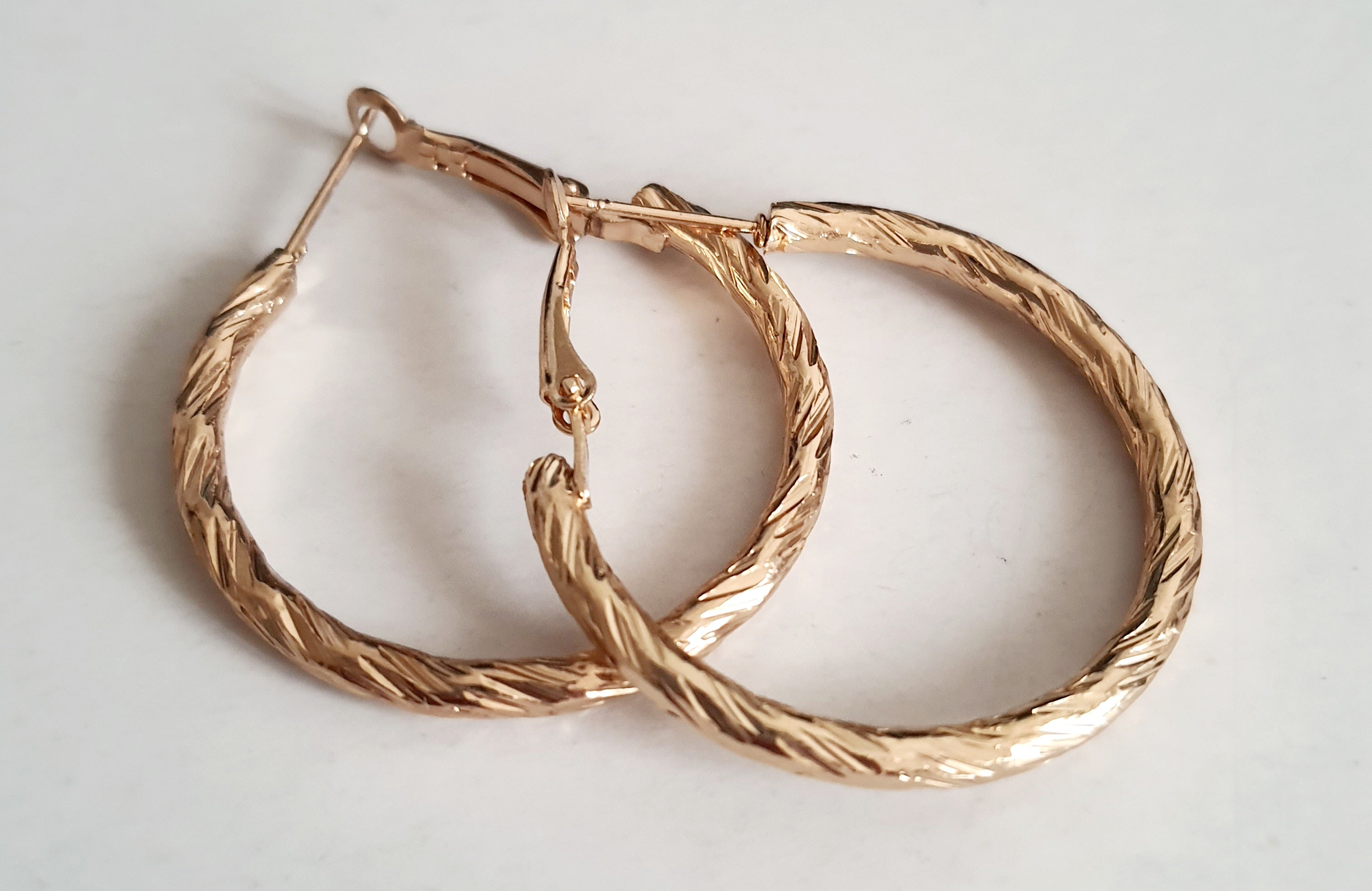 Złote kolczyki diamentowane koła stal nierdzewna, stal chirurgiczna, klasyczne kolczyki hoop 3 cm, kolczyki błyszczące pozłacane, eleganckie kolczyki damskie w stylu retro

