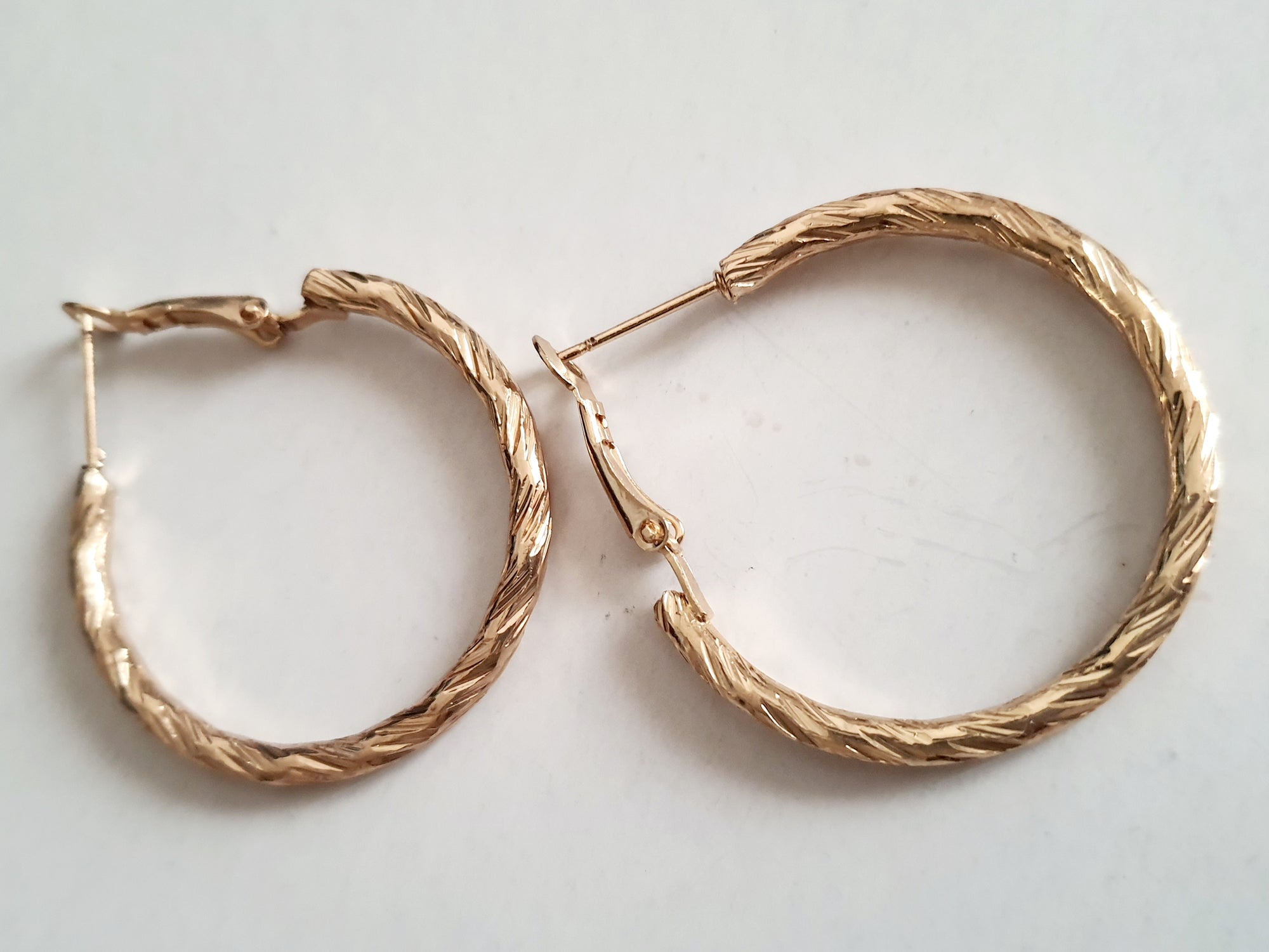 Złote kolczyki diamentowane koła stal nierdzewna, stal chirurgiczna, klasyczne kolczyki hoop 3 cm, kolczyki błyszczące pozłacane, eleganckie kolczyki damskie w stylu retro

