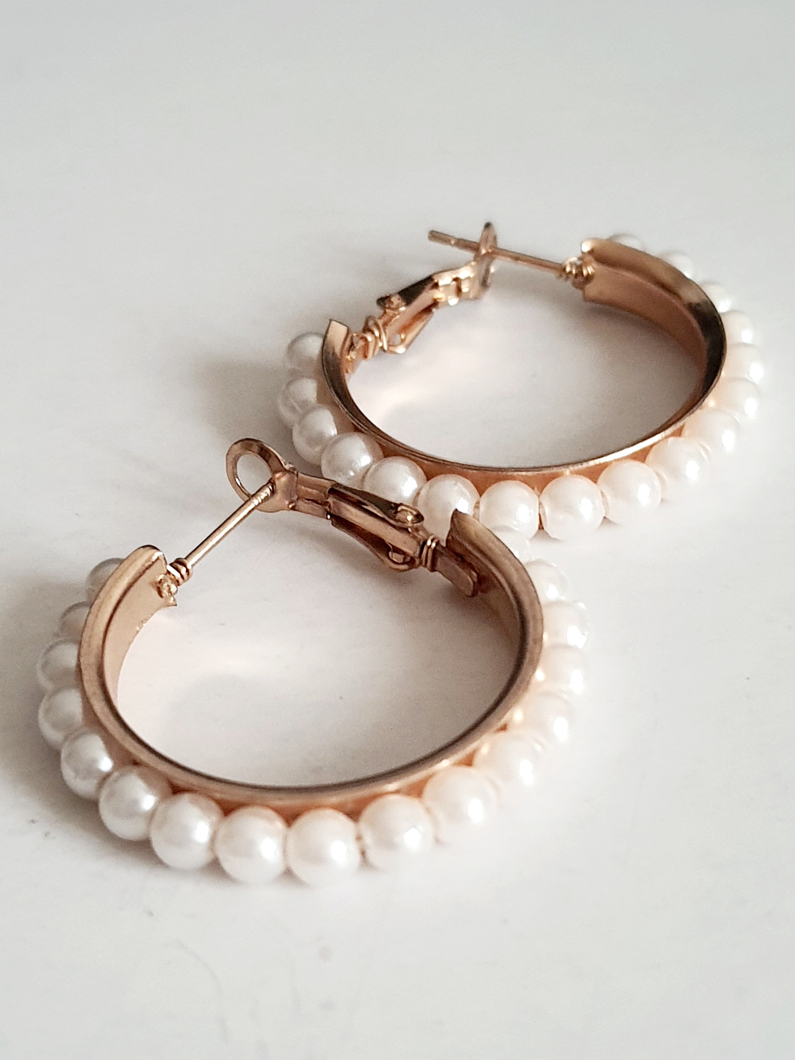 romantyczne i dziewczęce Złote Kolczyki koła ze stali nierdzewnej z perłami- średnica 2,5cm

