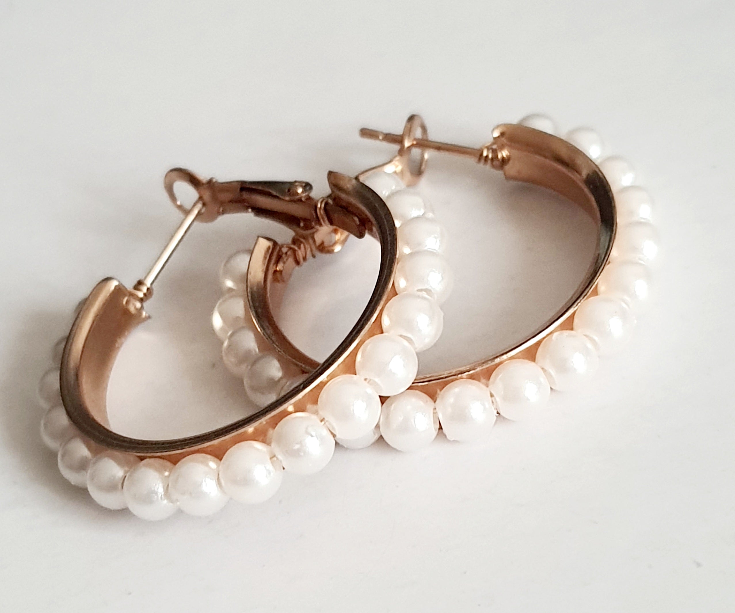 romantyczne i dziewczęce Złote Kolczyki koła ze stali nierdzewnej z perłami- średnica 2,5cm

