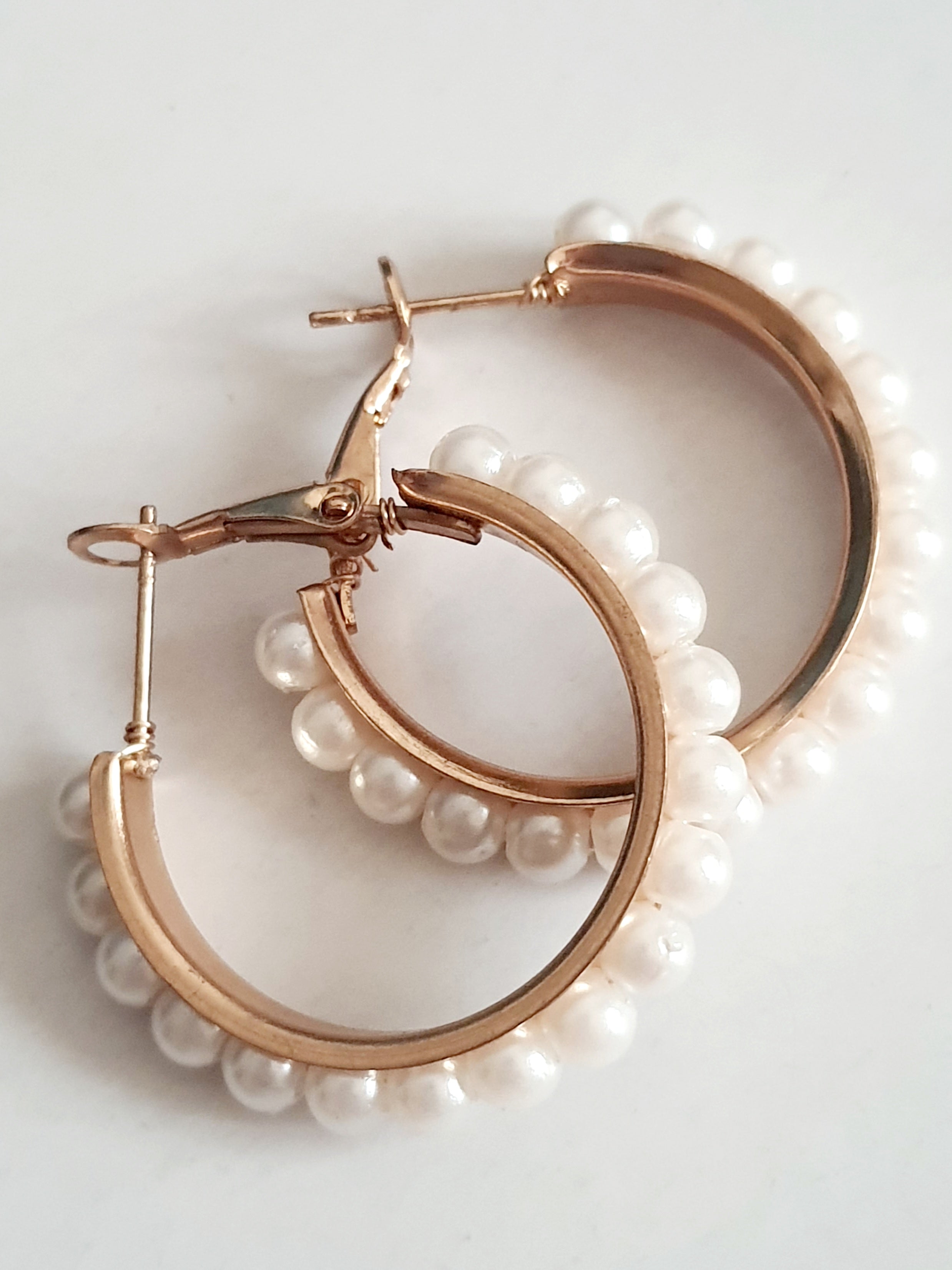 romantyczne i dziewczęce Złote Kolczyki koła ze stali nierdzewnej z perłami- średnica 2,5cm

