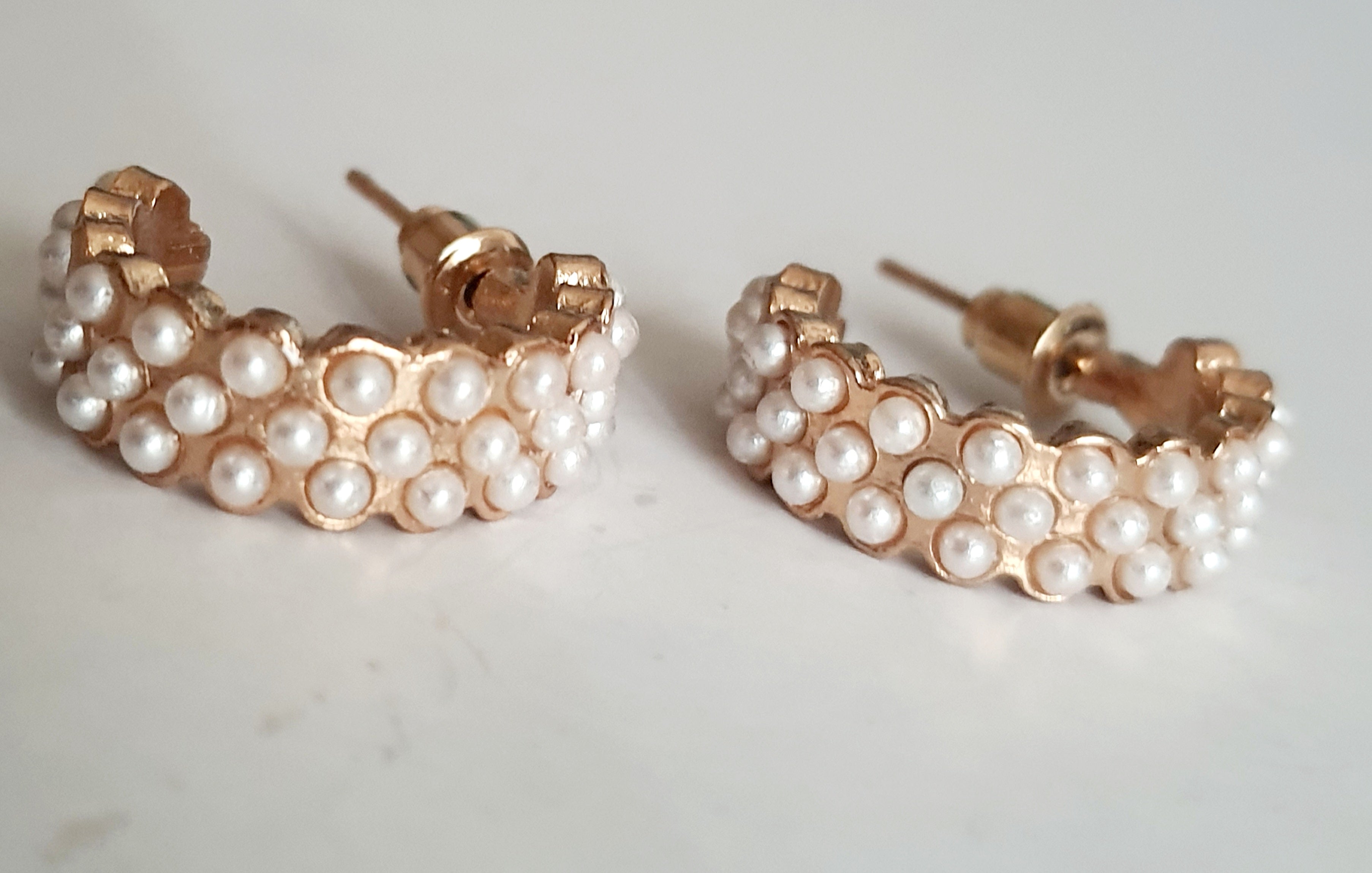 Dziewczęce i subtelne Złote kolczyki ze stali nierdzewnej chirurgicznej z trzema rzędami drobnych perełek. Styl vintage, długość 2 cm, klasyczne zapięcie na sztyft.

