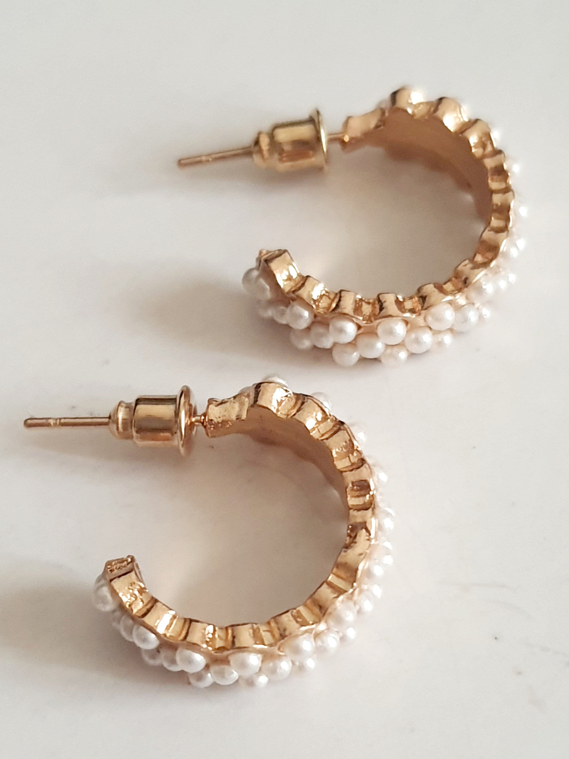 Dziewczęce i subtelne Złote kolczyki ze stali nierdzewnej chirurgicznej z trzema rzędami drobnych perełek. Styl vintage, długość 2 cm, klasyczne zapięcie na sztyft.

