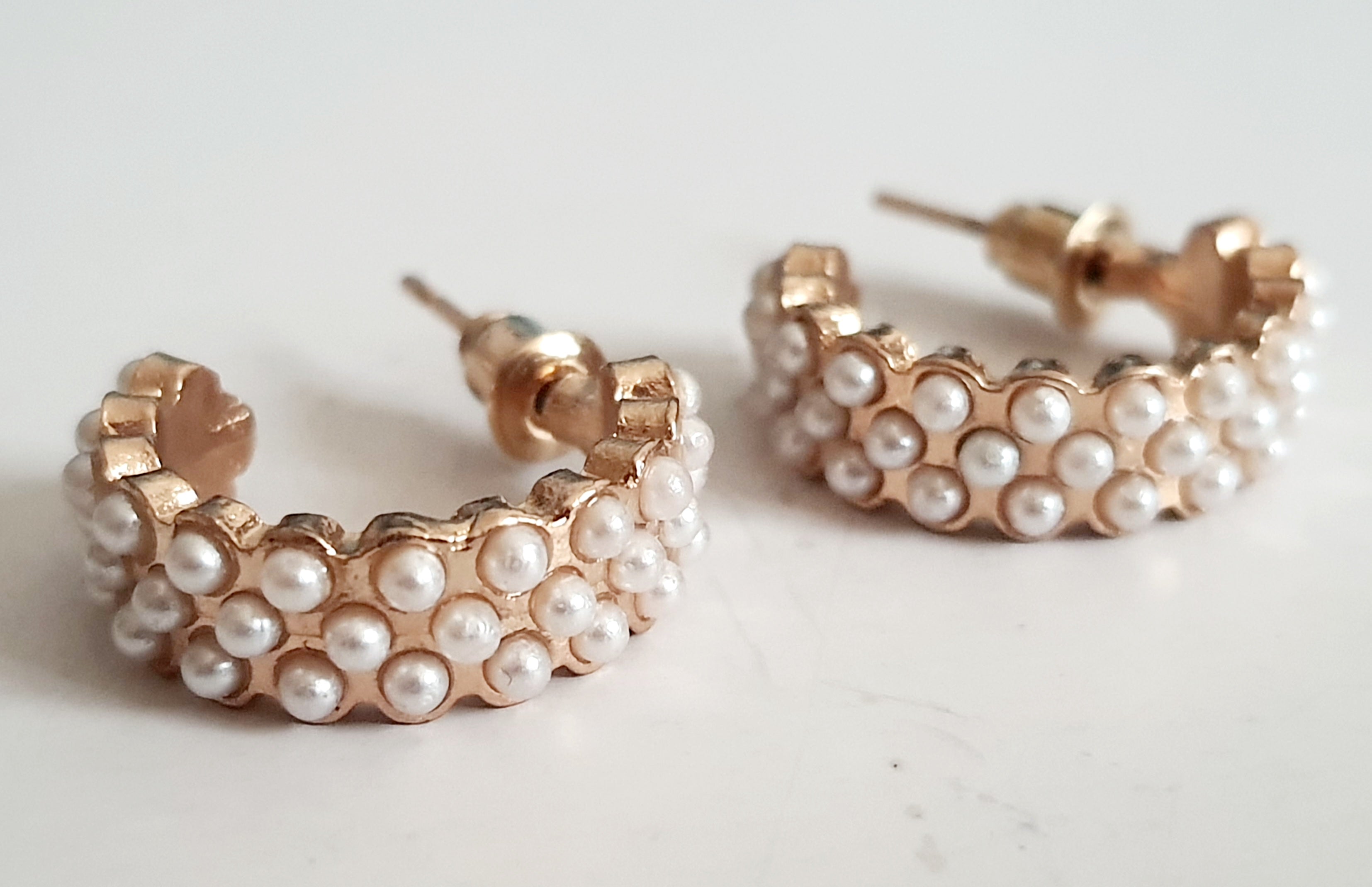 Dziewczęce i subtelne Złote kolczyki ze stali nierdzewnej chirurgicznej z trzema rzędami drobnych perełek. Styl vintage, długość 2 cm, klasyczne zapięcie na sztyft.

