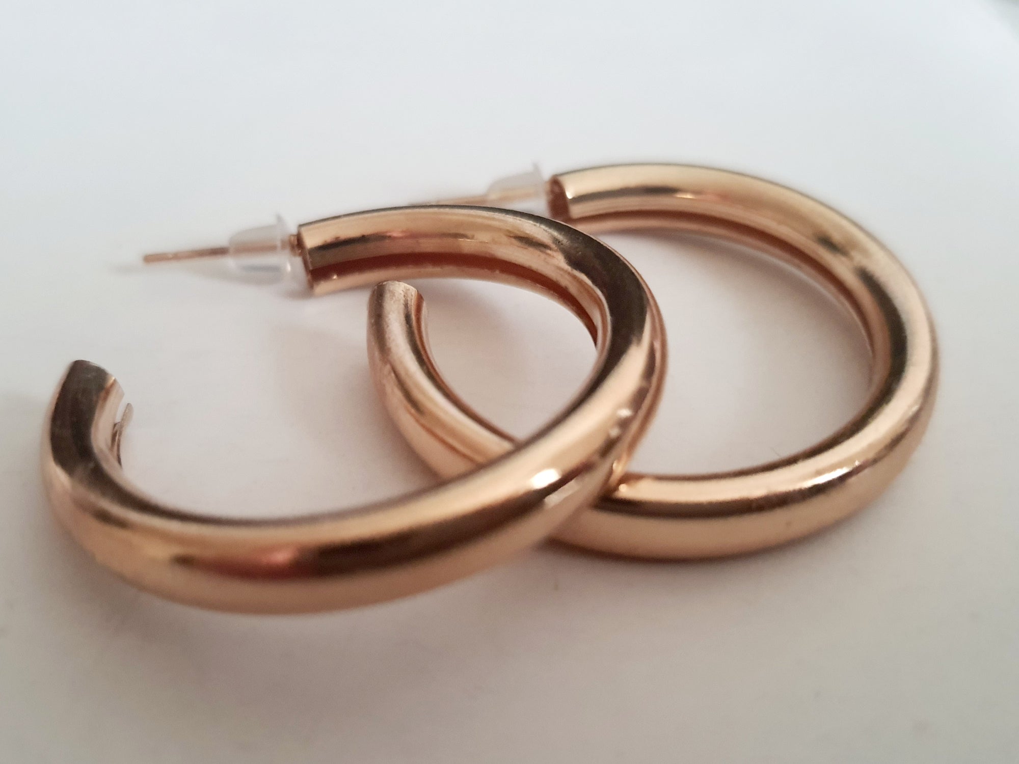 Złote kolczyki klasyczne hoops stal nierdzewna lekkie minimalistyczne 3 cm, eleganckie kolczyki koła z połyskiem, biżuteria codzienna i na prezent

