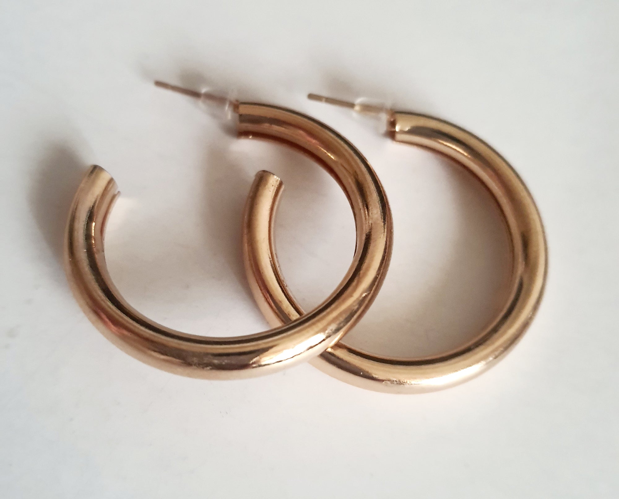 Złote kolczyki klasyczne hoops stal nierdzewna lekkie minimalistyczne 3 cm, eleganckie kolczyki koła z połyskiem, biżuteria codzienna i na prezent

