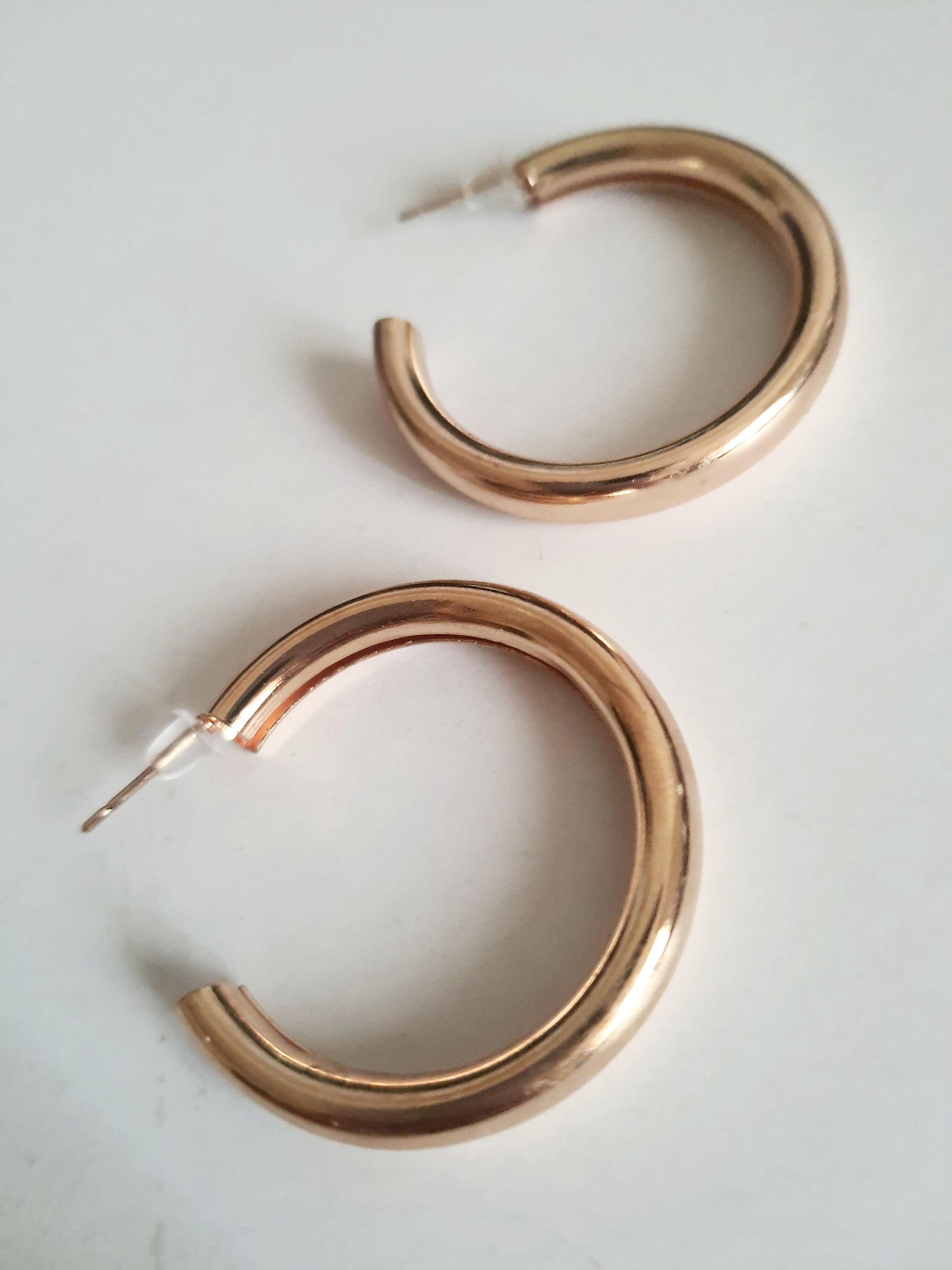 Złote kolczyki klasyczne hoops stal nierdzewna lekkie minimalistyczne 3 cm, eleganckie kolczyki koła z połyskiem, biżuteria codzienna i na prezent

