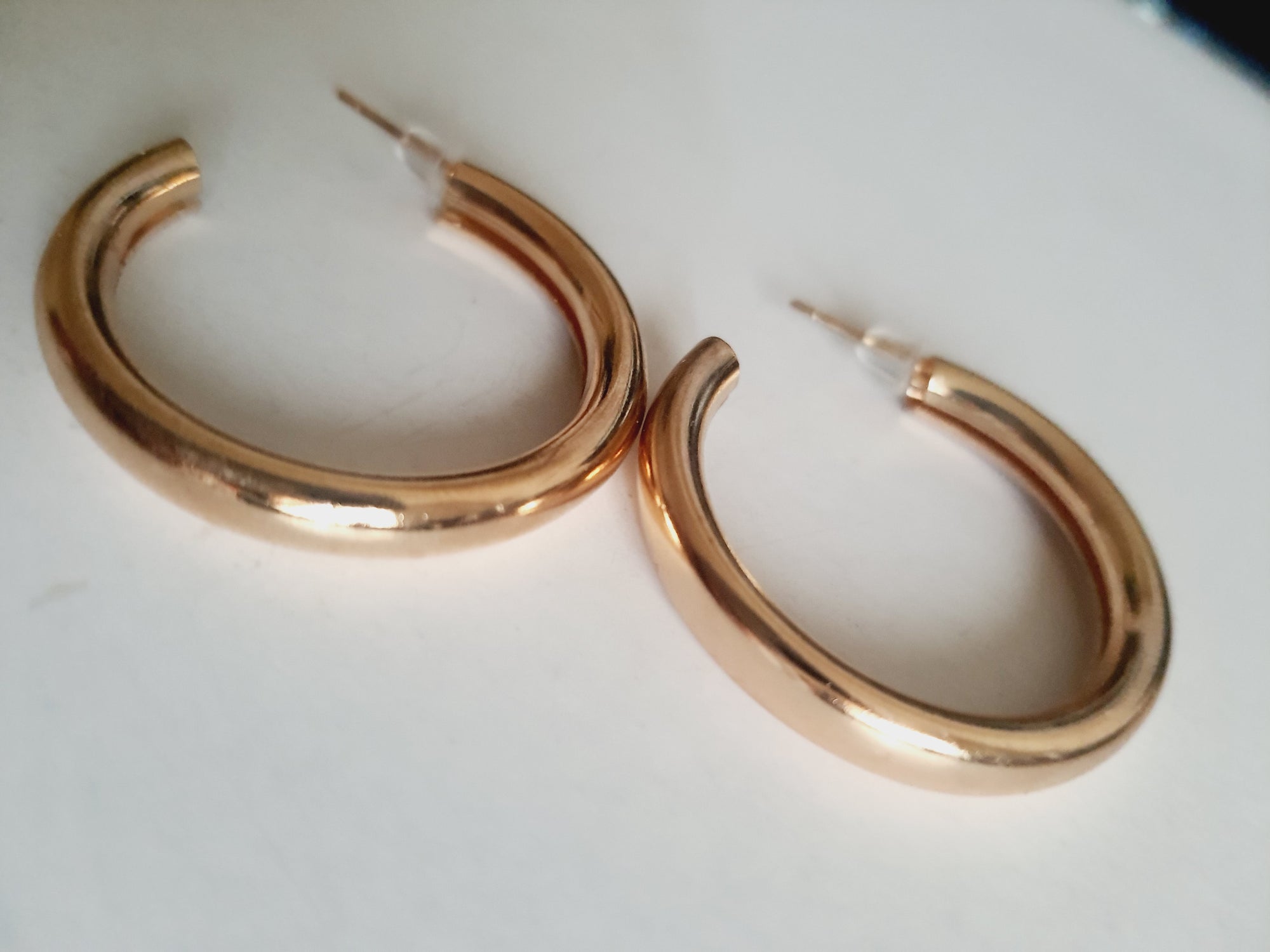 Złote kolczyki klasyczne hoops stal nierdzewna lekkie minimalistyczne 3 cm, eleganckie kolczyki koła z połyskiem, biżuteria codzienna i na prezent

