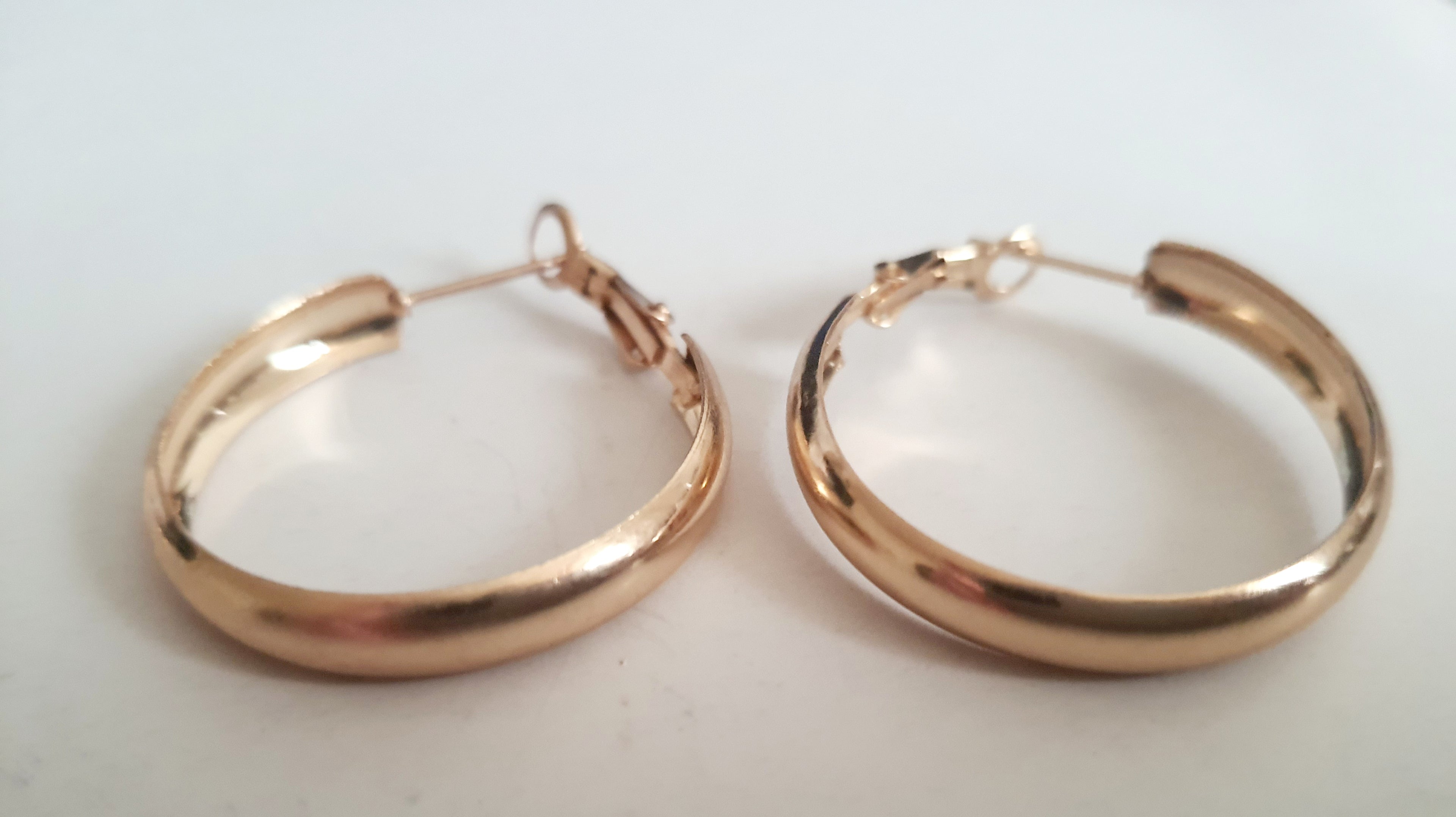 Kolczyki koła złote ze stali nierdzewnej, minimalistyczne klasyczne kolczyki typu hoop, lekkie, pozłacane, o średnicy 2,5 cm, biżuteria antyalergiczna, idealne na co dzień i na prezent

