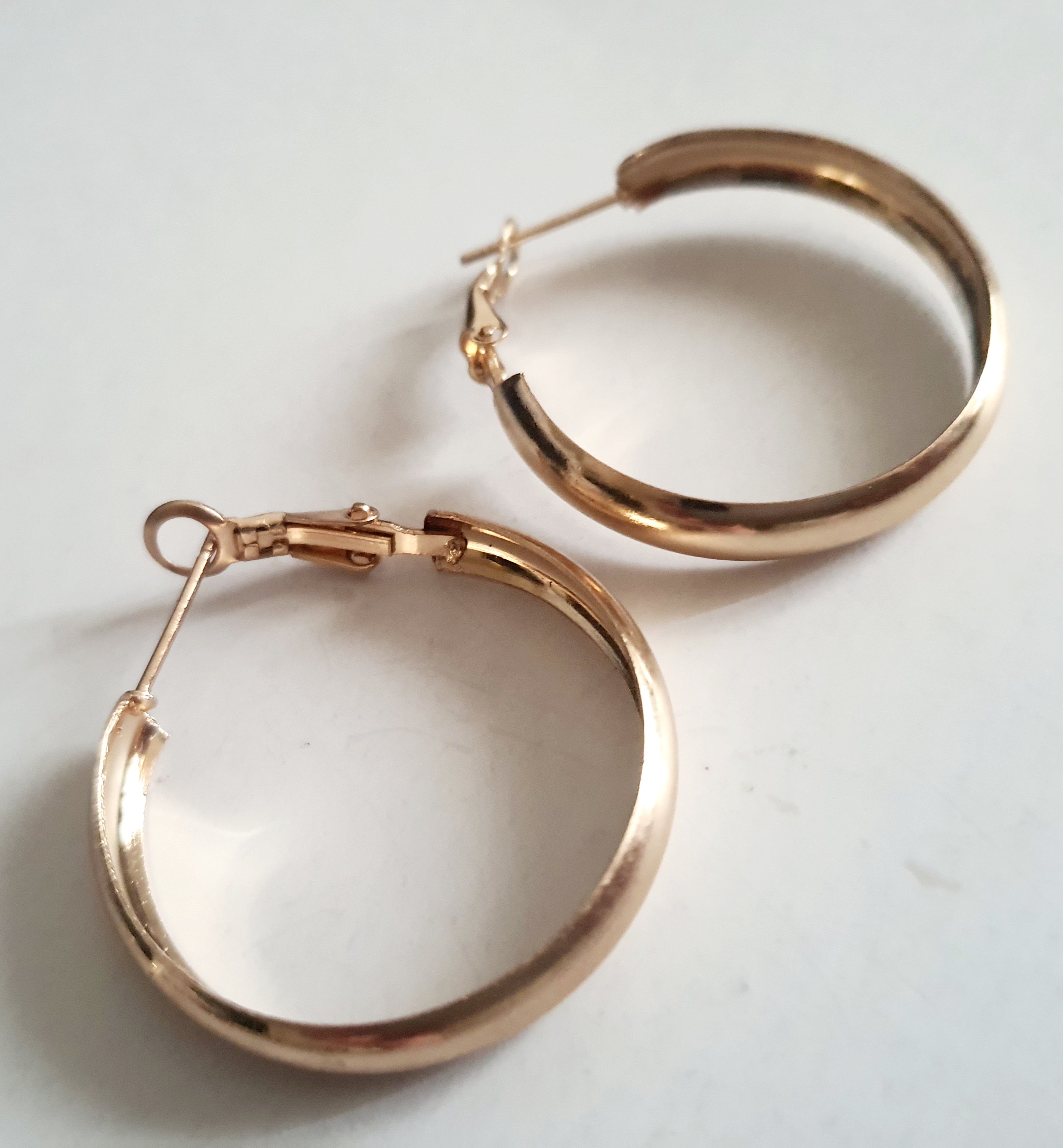 Kolczyki koła złote ze stali nierdzewnej, minimalistyczne klasyczne kolczyki typu hoop, lekkie, pozłacane, o średnicy 2,5 cm, biżuteria antyalergiczna, idealne na co dzień i na prezent

