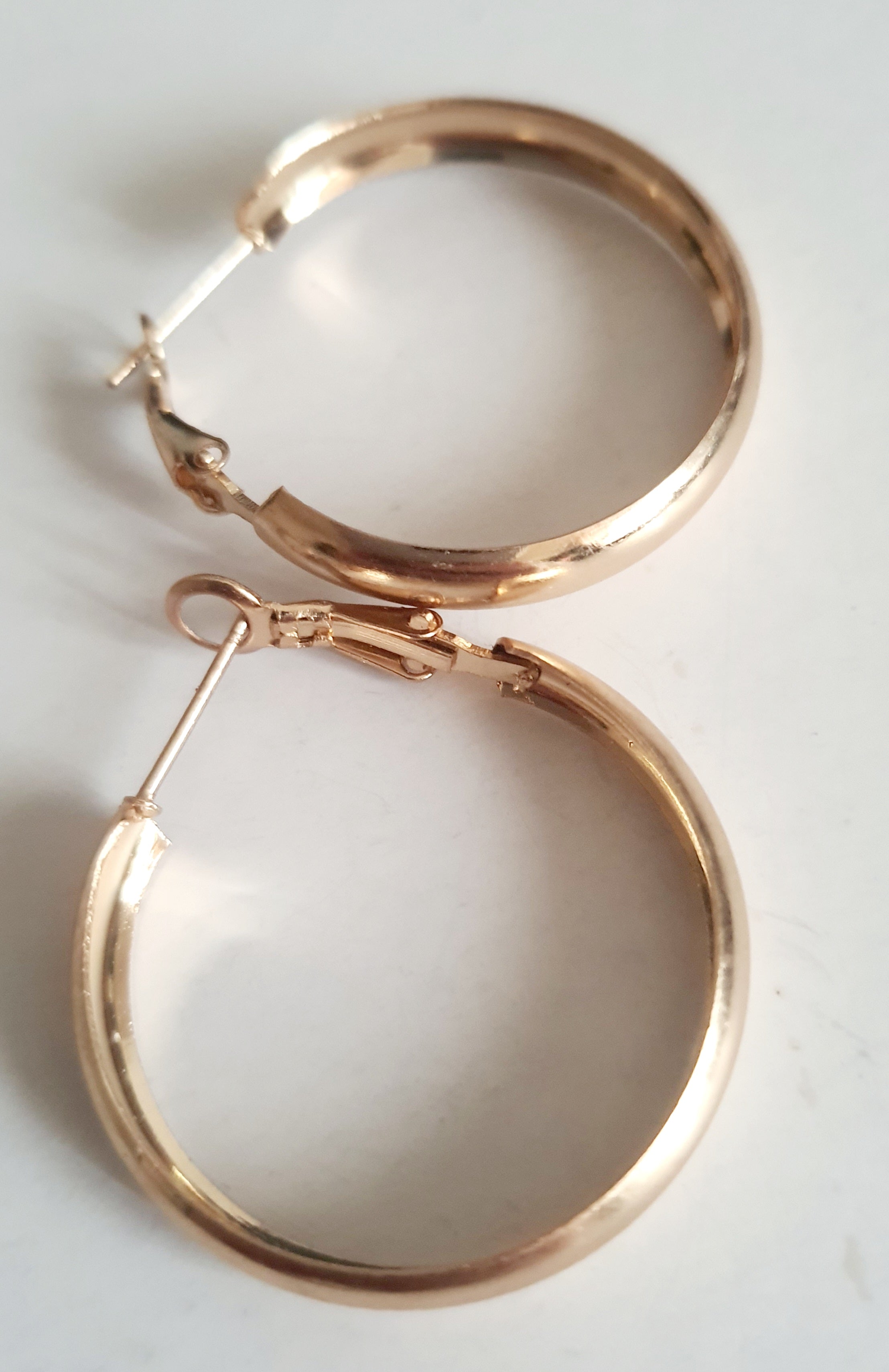 Kolczyki koła złote ze stali nierdzewnej, minimalistyczne klasyczne kolczyki typu hoop, lekkie, pozłacane, o średnicy 2,5 cm, biżuteria antyalergiczna, idealne na co dzień i na prezent

