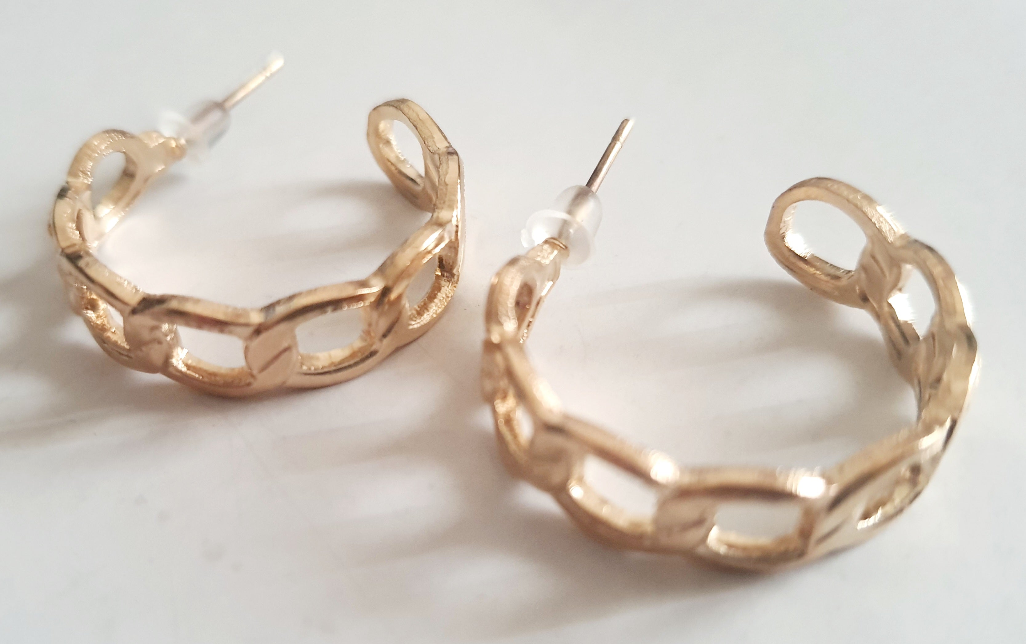 Złote kolczyki chain stal nierdzewna lekkie 2 cm, kolczyki z motywem łańcucha, elegancka biżuteria codzienna, stal chirurgiczna, kolczyki w stylu nowoczesnym

