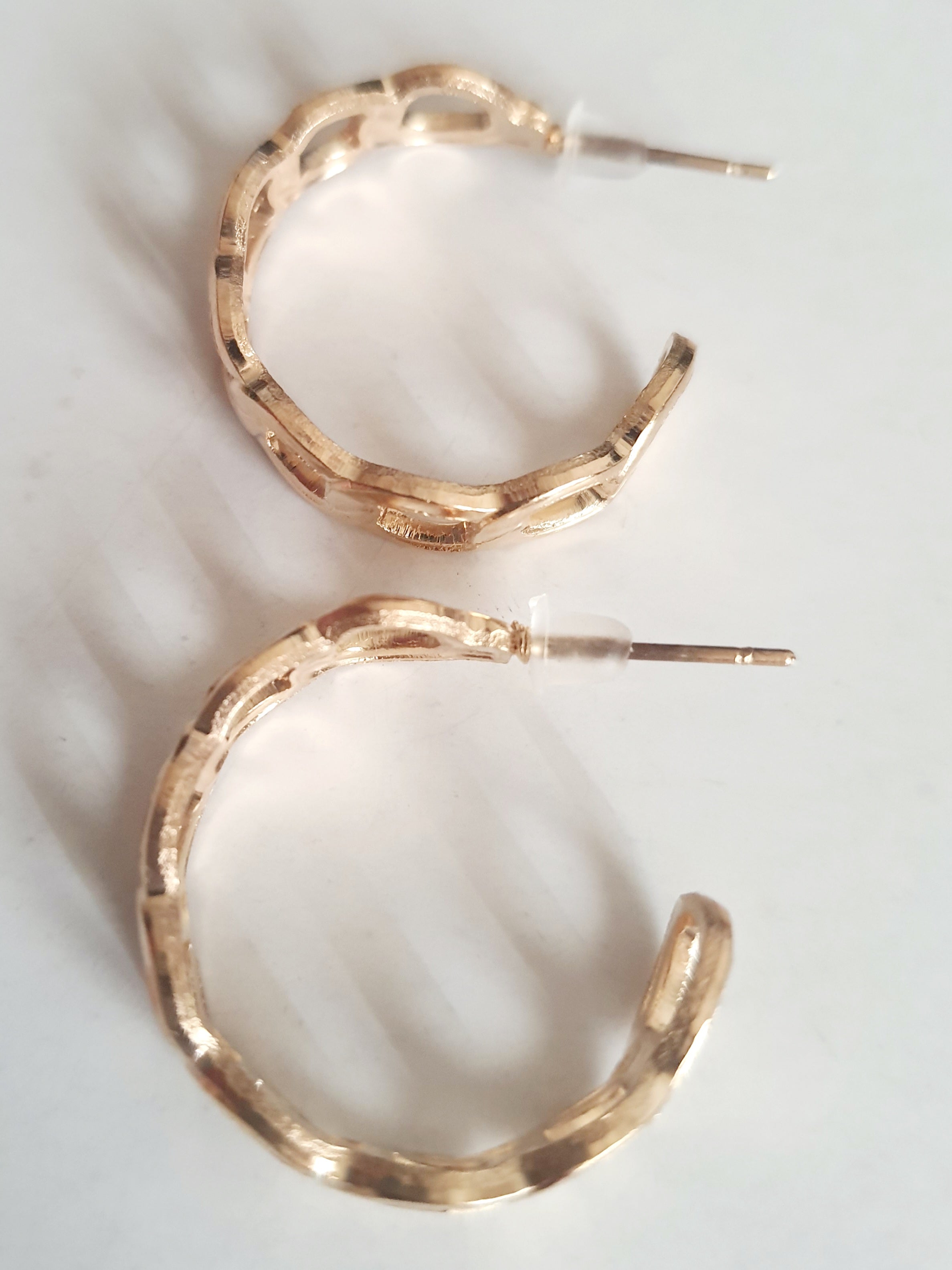 Złote kolczyki chain stal nierdzewna lekkie 2 cm, kolczyki z motywem łańcucha, elegancka biżuteria codzienna, stal chirurgiczna, kolczyki w stylu nowoczesnym

