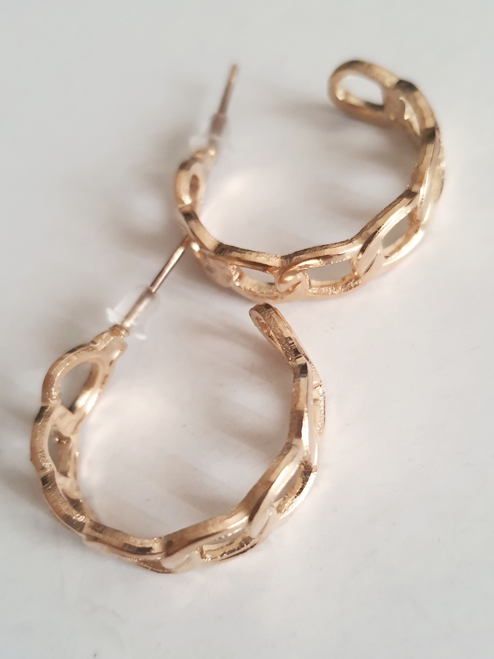 Złote kolczyki chain stal nierdzewna lekkie 2 cm, kolczyki z motywem łańcucha, elegancka biżuteria codzienna, stal chirurgiczna, kolczyki w stylu nowoczesnym

