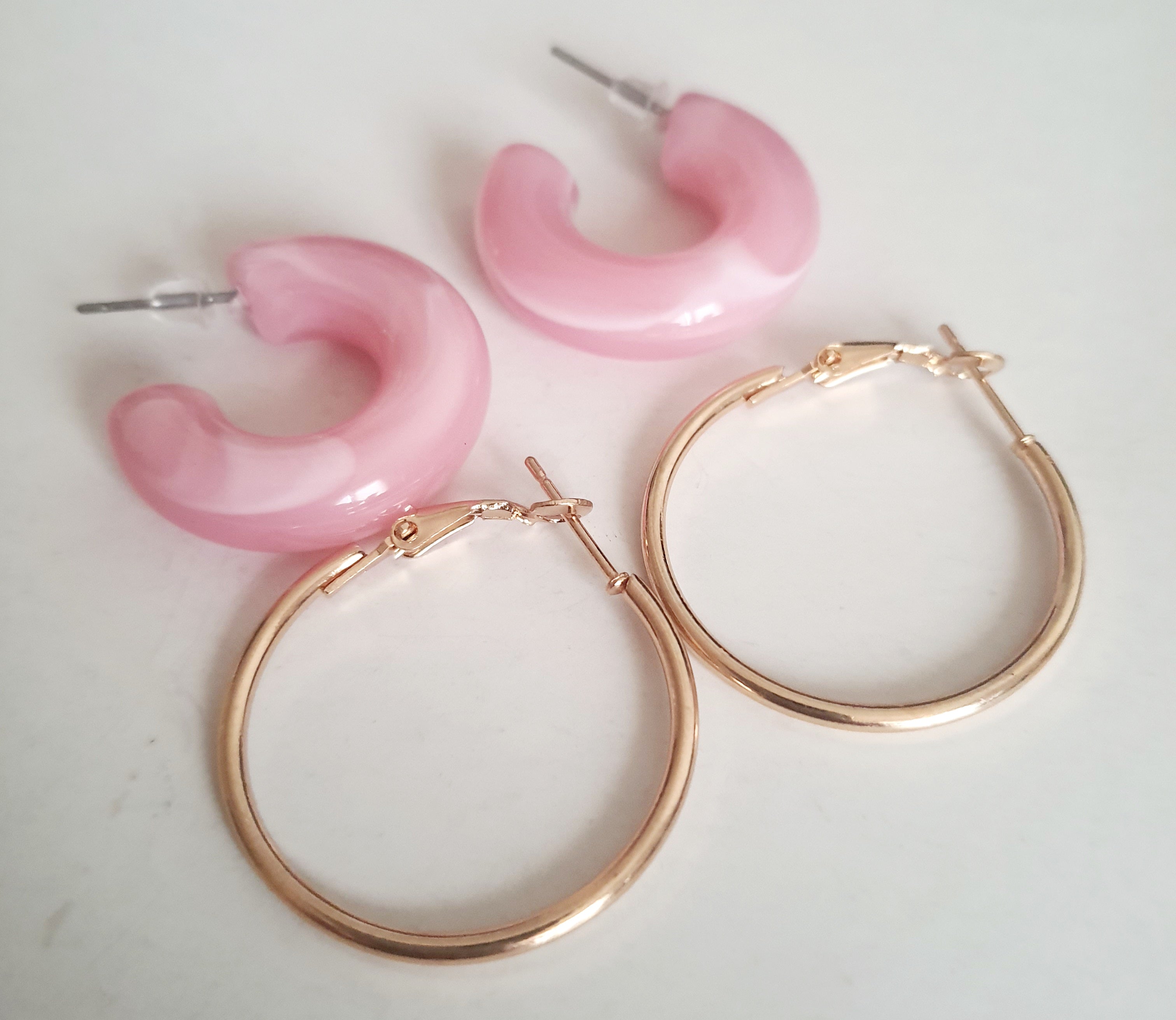 Zestaw dwóch par kolczyków – eleganckie kolczyki ze stali nierdzewnej, jedna para klasyczne złote koła, druga w stylu art deco, w kolorze pudrowego różu. Biżuteria damska 4 cm, idealna na prezent, odporna na wodę i uczulenia.



